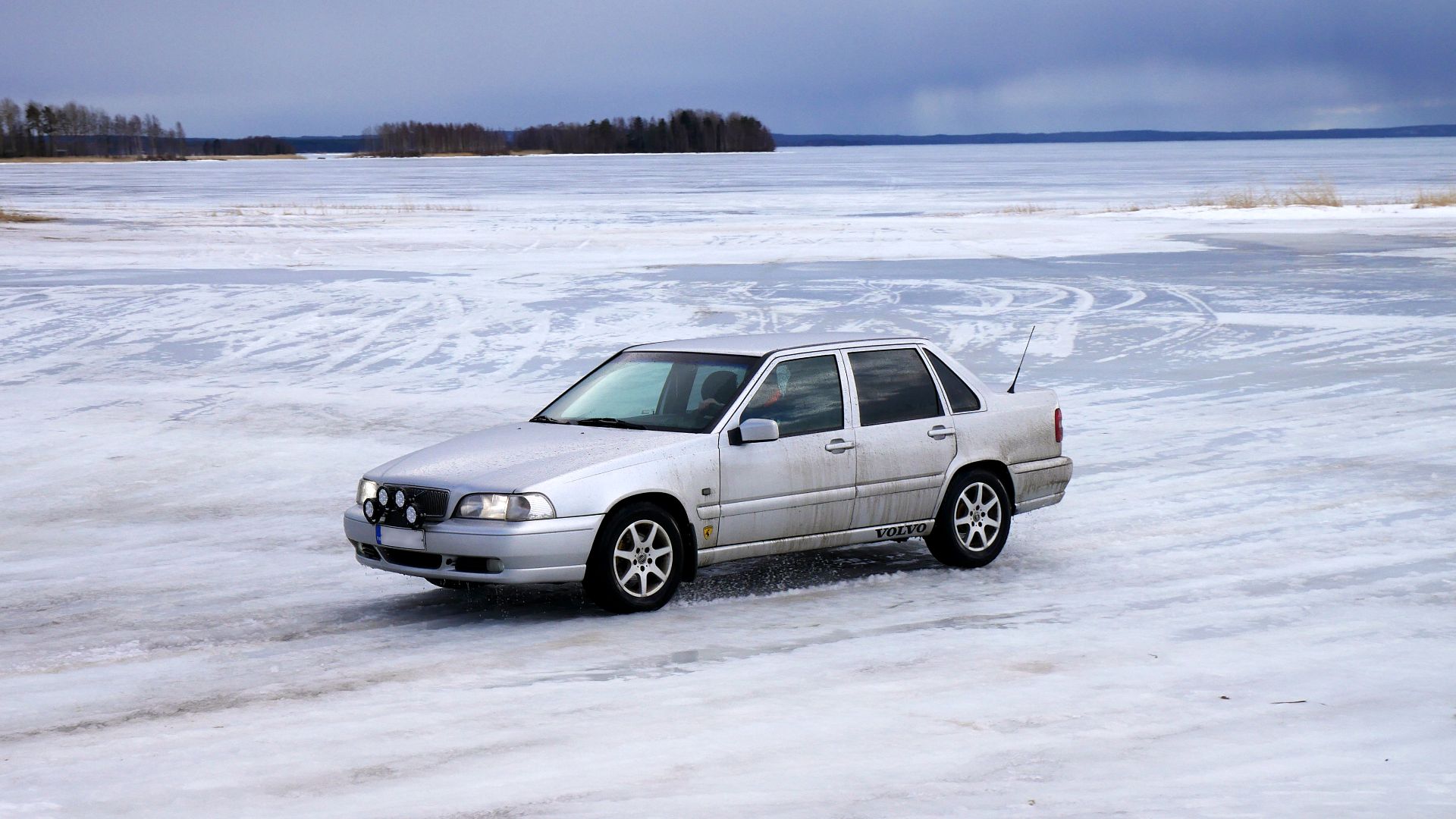 Volvo S70 car driving on ice.