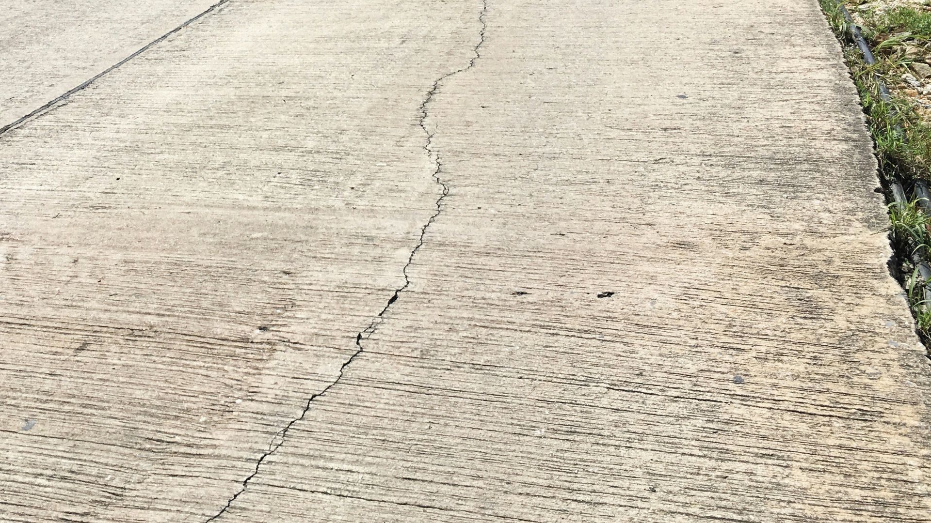 a motorcycle is parked on the side of the road