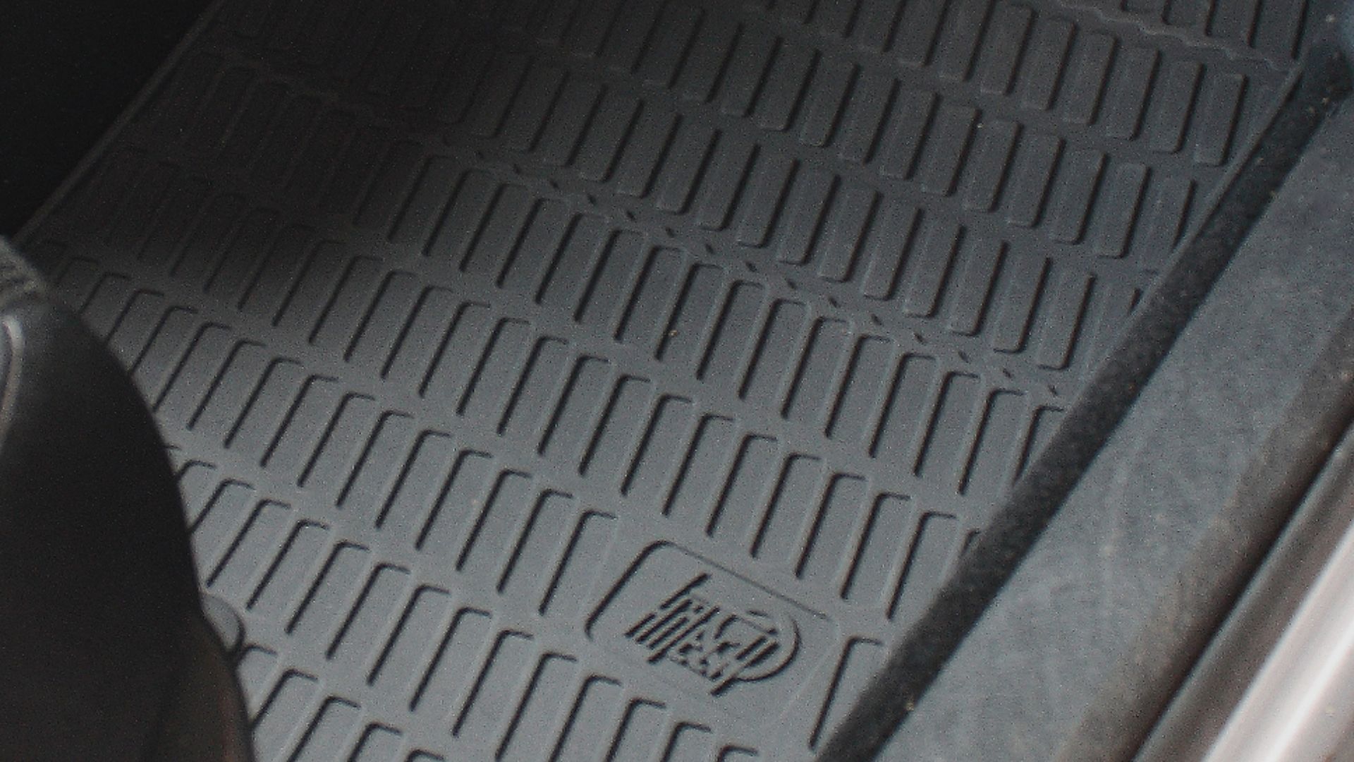 Fitted rubber car mat