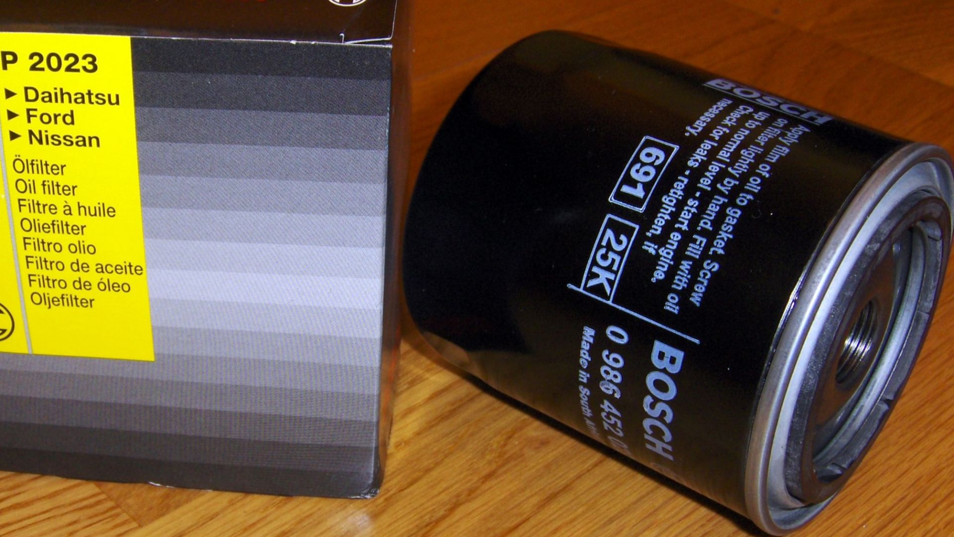 Filtro de aceite de automóvil Bosch, con su embalaje.