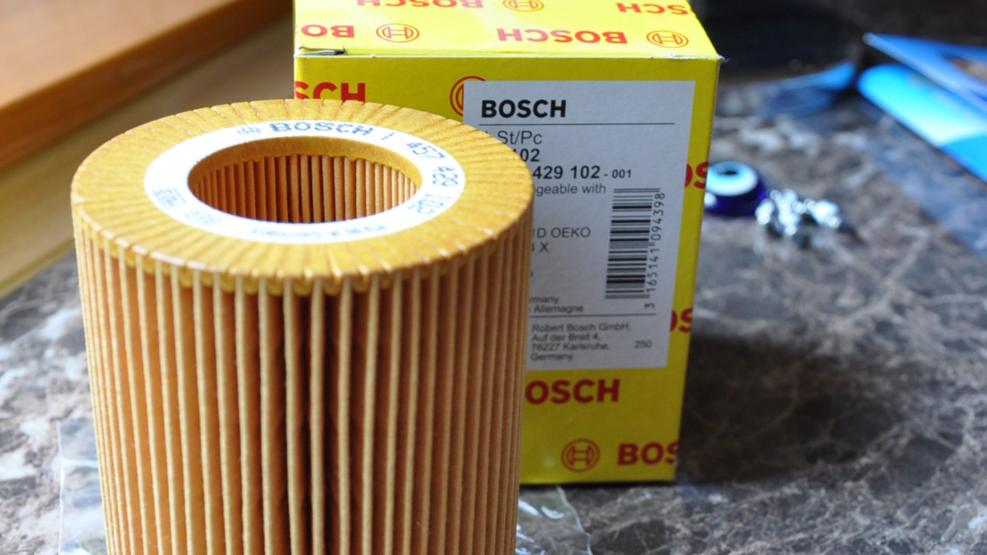 Papierowy wkład filtra oleju, gumowy o-ring i miedziana podkładka, marki Bosch, do silnika BMW M54.