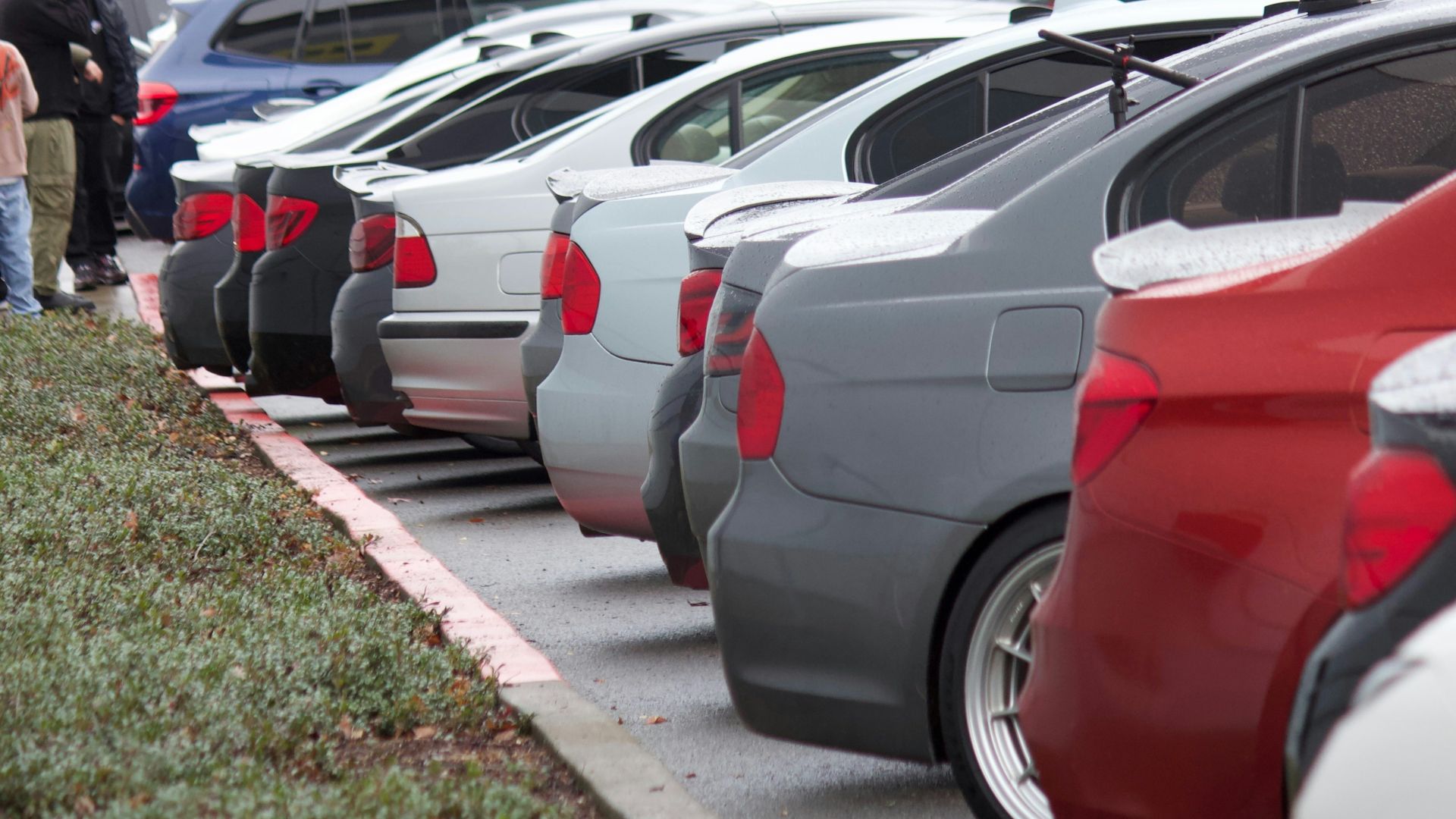 A parking lot filled with lots of parked cars