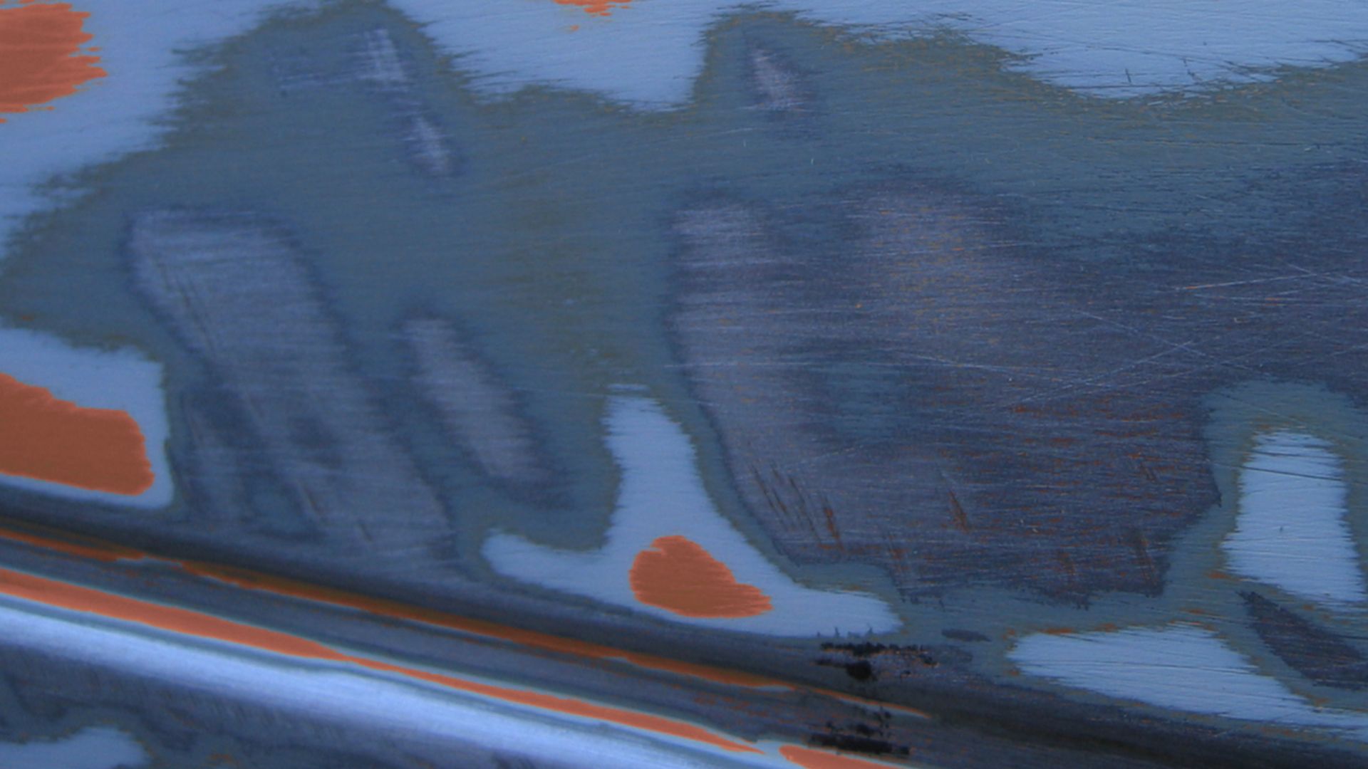 Durchgeschliffener Autolack bis aufs Blech zeigt den Aufbau