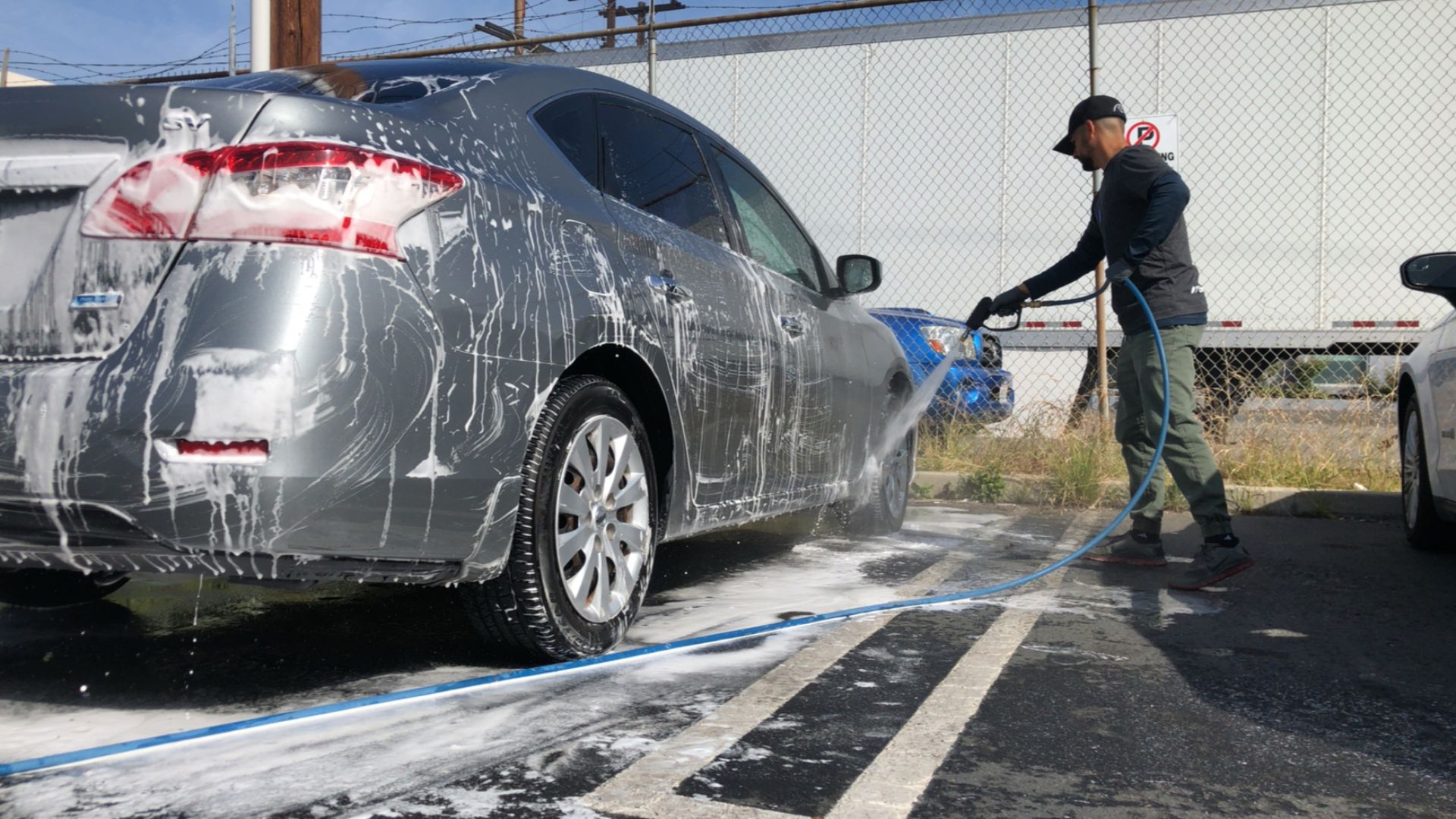 Mobile Wash partner foaming a car