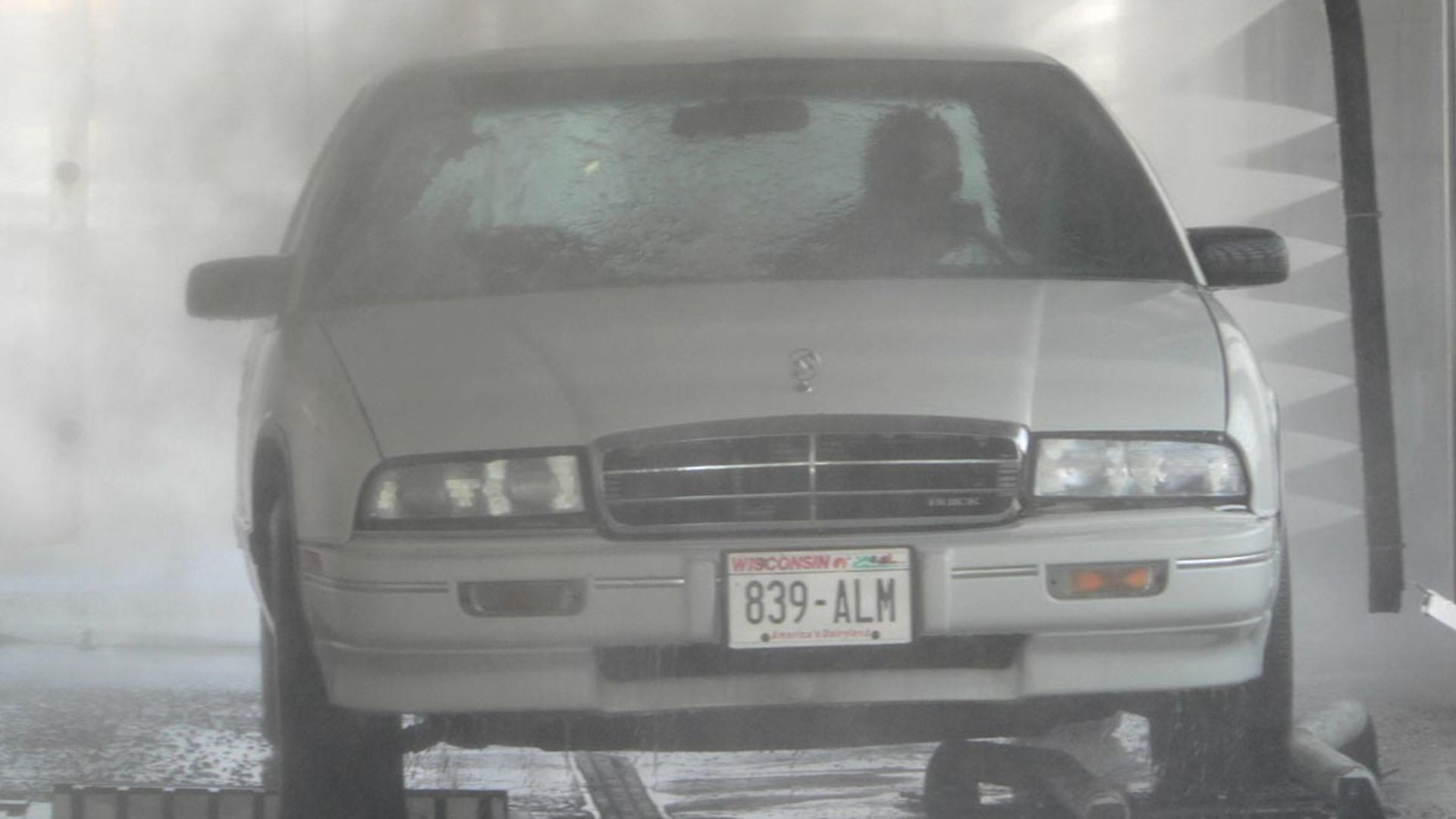 A touchless car wash, which uses high pressure jets of water and detergent to clean with. This typical example was part of a gas station located in Milwaukee, Wisconsin.

en:Category:Images of Milwaukee, Wisconsin