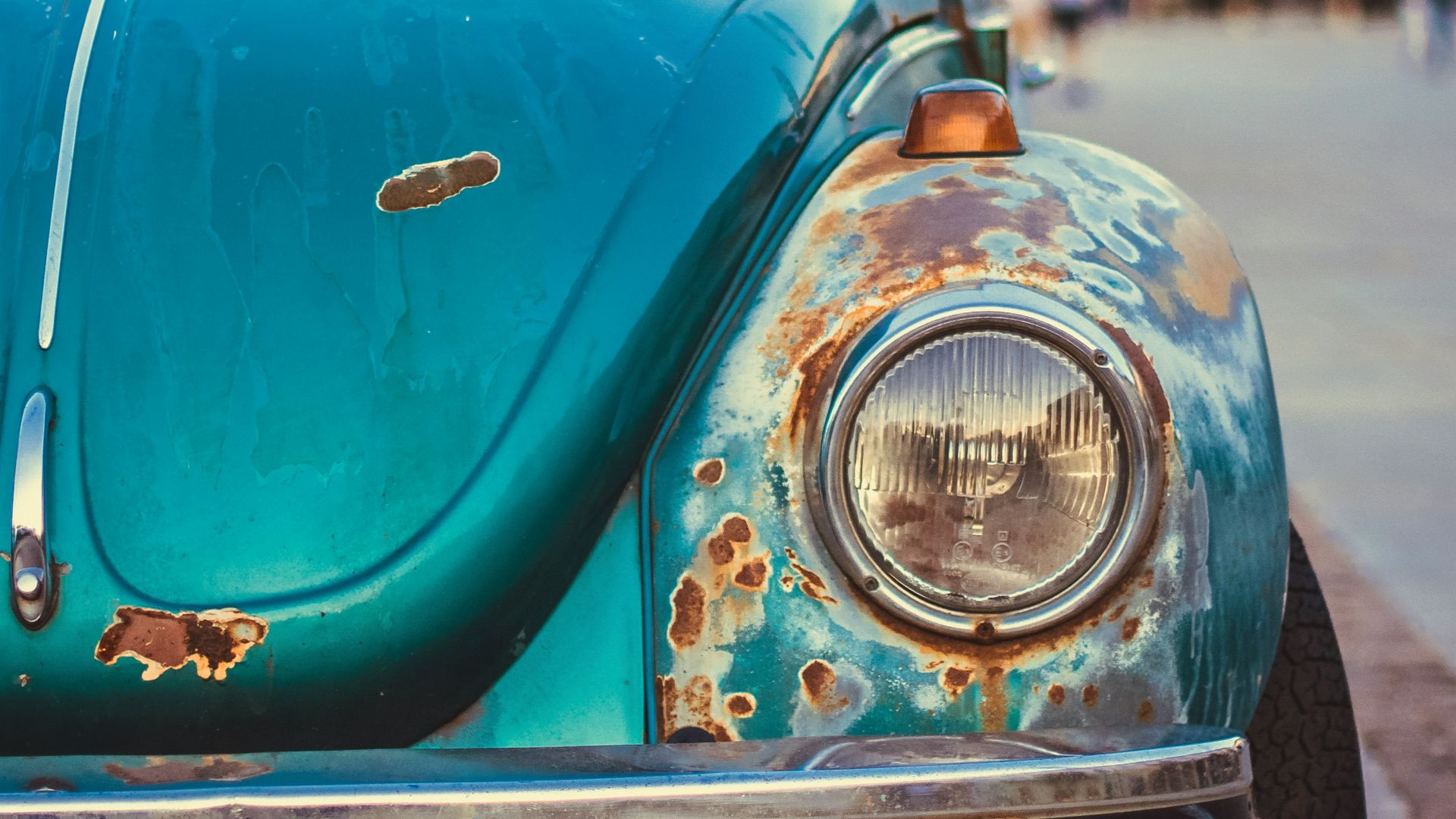 blue Volkswagen Beetle close-up photo