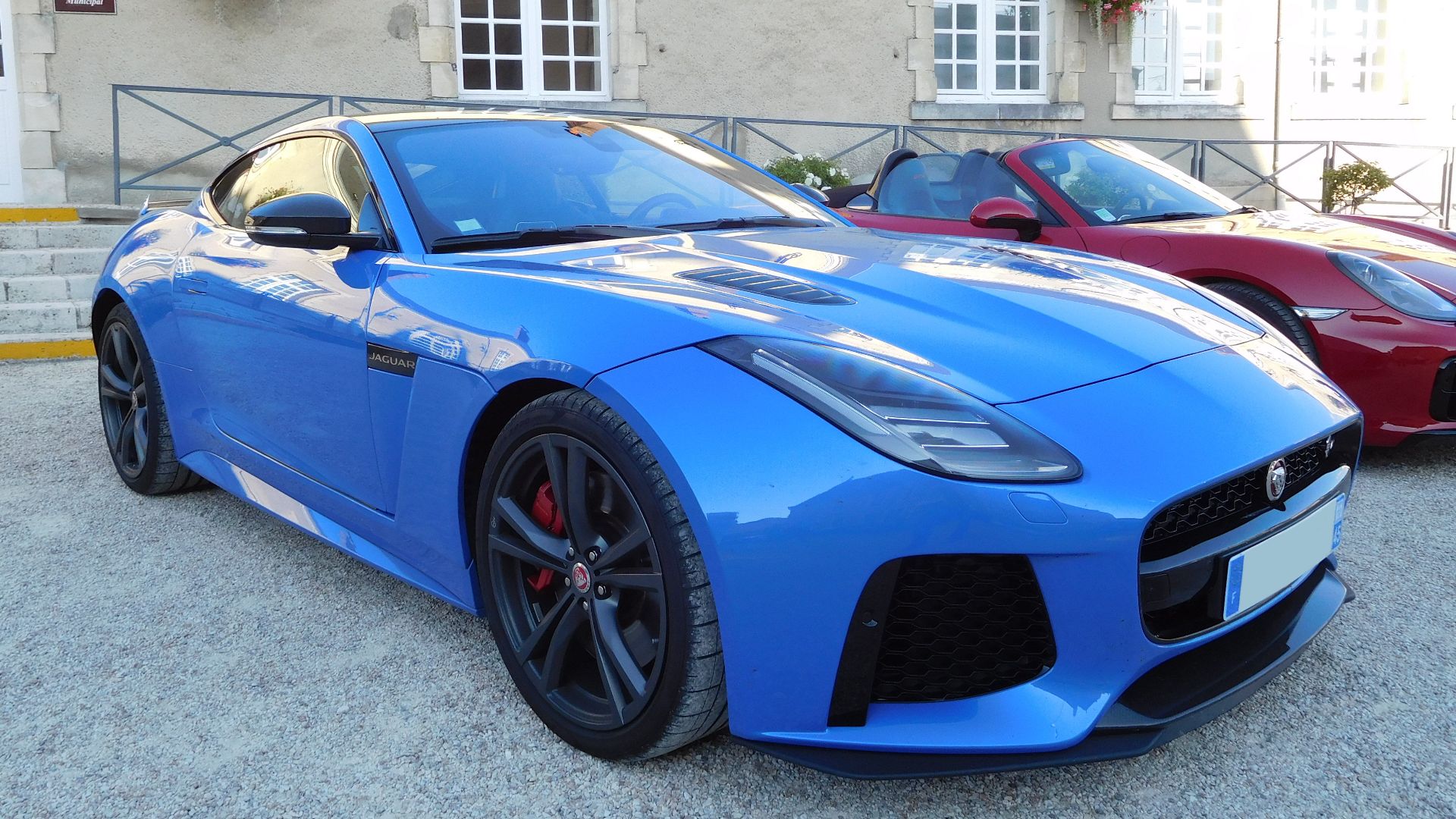 Jaguar F-Type SVR Coupé, moteur V8 suralimenté de 5 L, 567 ch, 700 N m, 322 km/h, 0-100 km/h en 3,5 s.