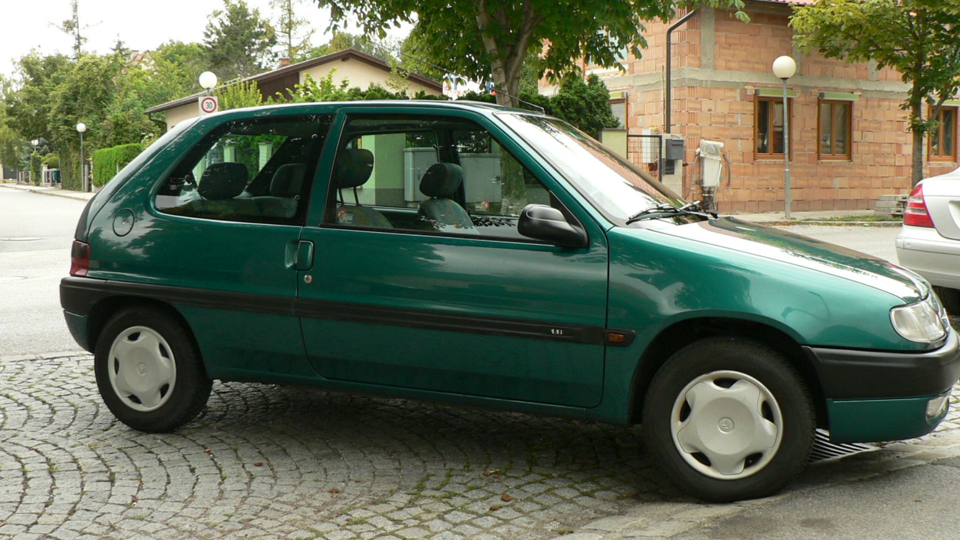 1.1, 1124 cm³ mit 40 kW (54 PS), 1996–1998, Sideview