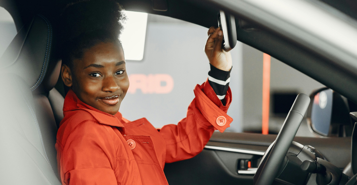 smiling-woman-in-car