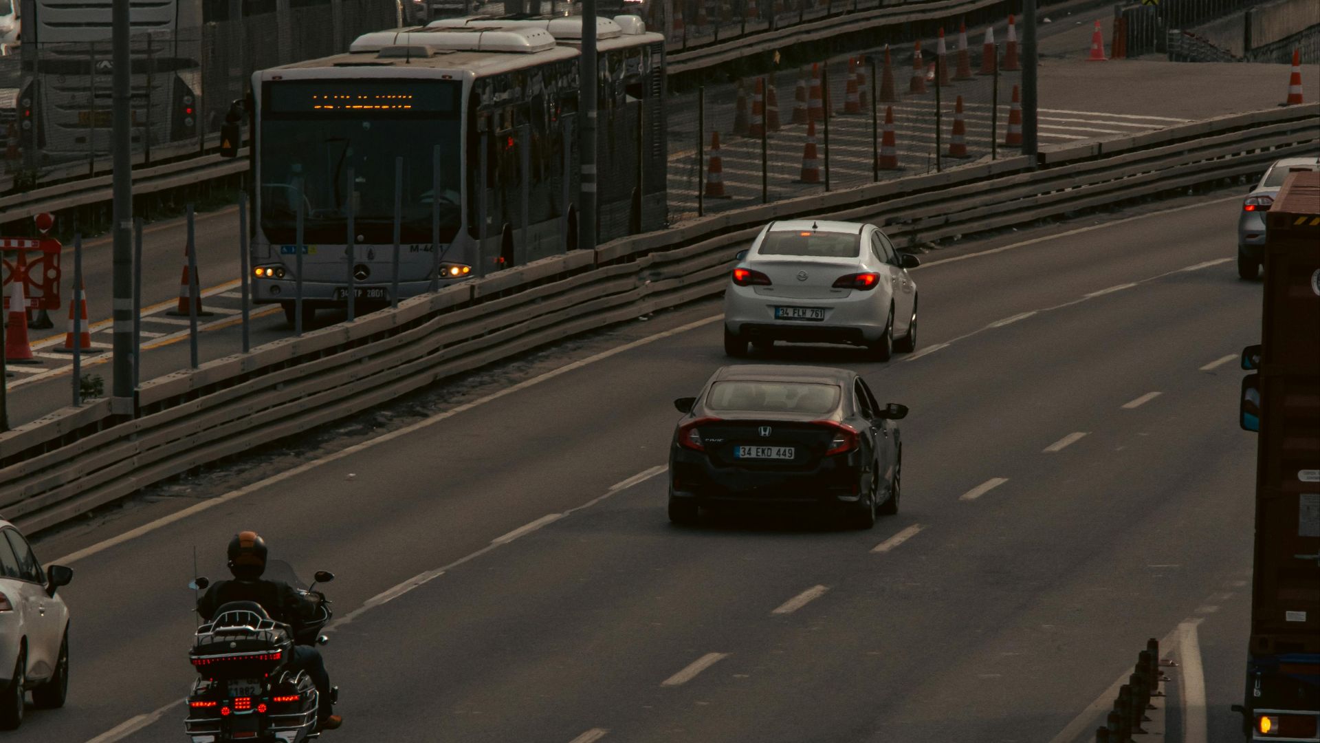 A busy highway in İstanbul showcases vehicles and public transport during the day.