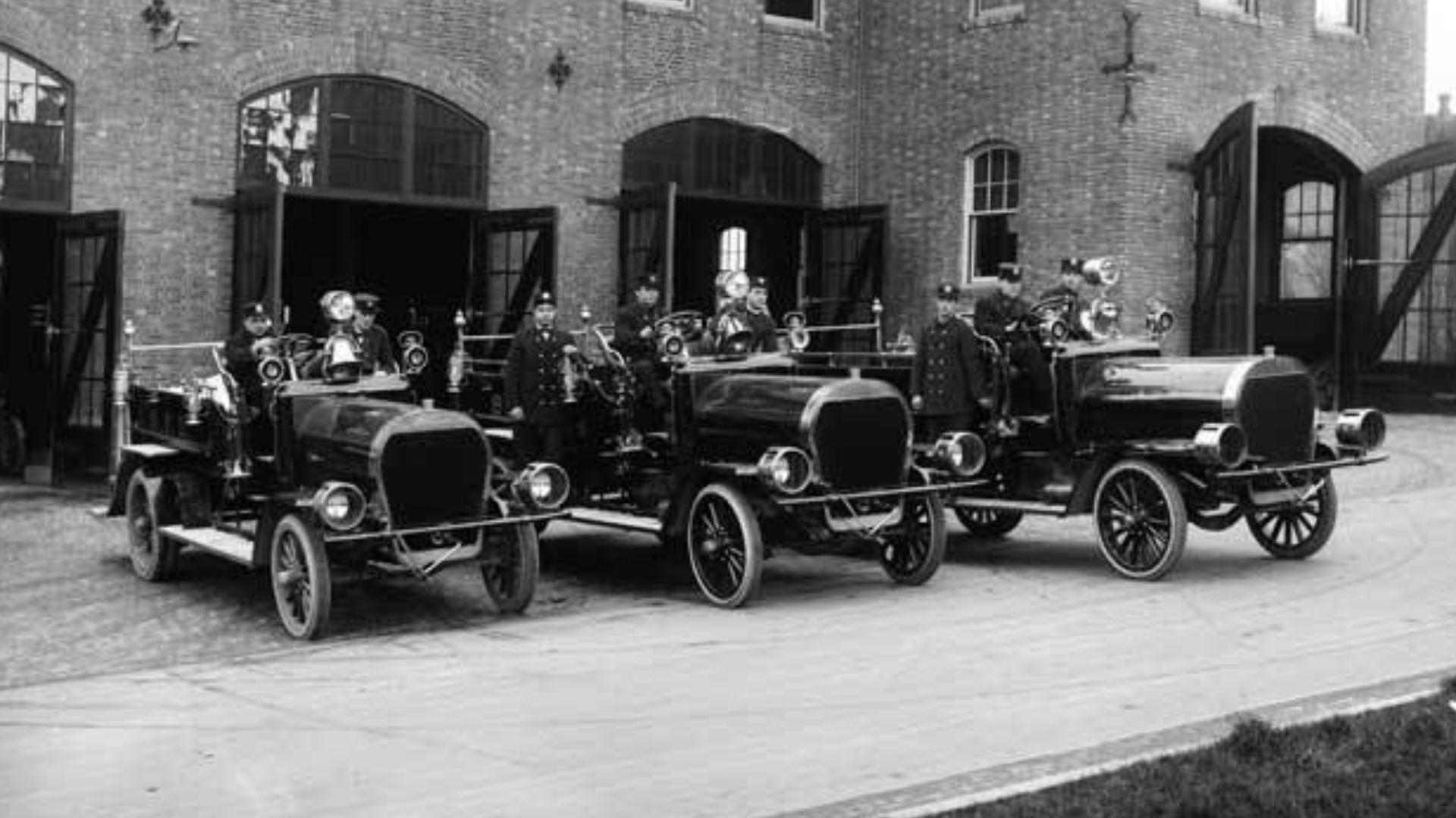 When Fire Station No. 25 opened on First Hill in 1910, it housed the fire department's blacksmith and the city's first motorized hose wagon. Fire trucks replaced the last of the  horse-drawn equipment in 1920. The building still stands at Harvard Avenue and East Union Street and was renovated into condominiums in the 1990s.
This 1912 photo shows three fire engines outside Fire Station No. 25.

Subjects (LCTGM): Fire engines & equipment; Fire stations; Seattle (Wash.