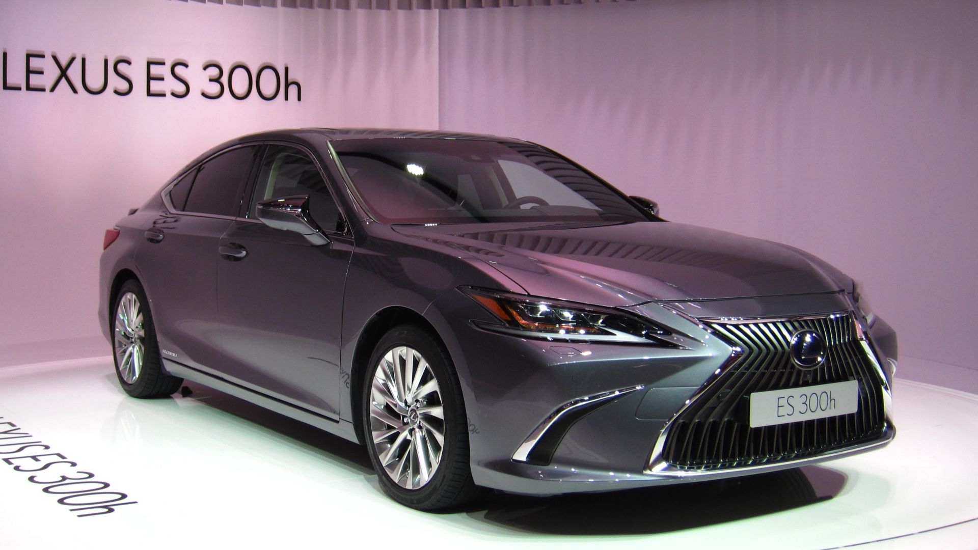 Mondial de l'Automobile Paris 2018
The all-new Lexus ES is based on Toyota's new modular TNGA platform. The seventh generation of the front-wheel drive ES is now heading to Europe for the first time and is meant to replace the rear-wheel drive GS, which won't be succeeded.