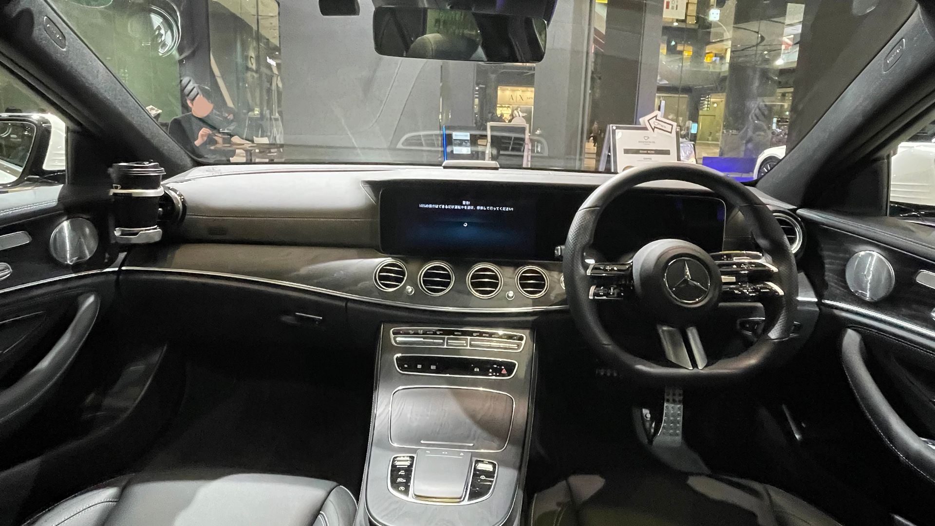 W213系メルセデス・ベンツ・E 200 Sportsのインテリアを撮影。
