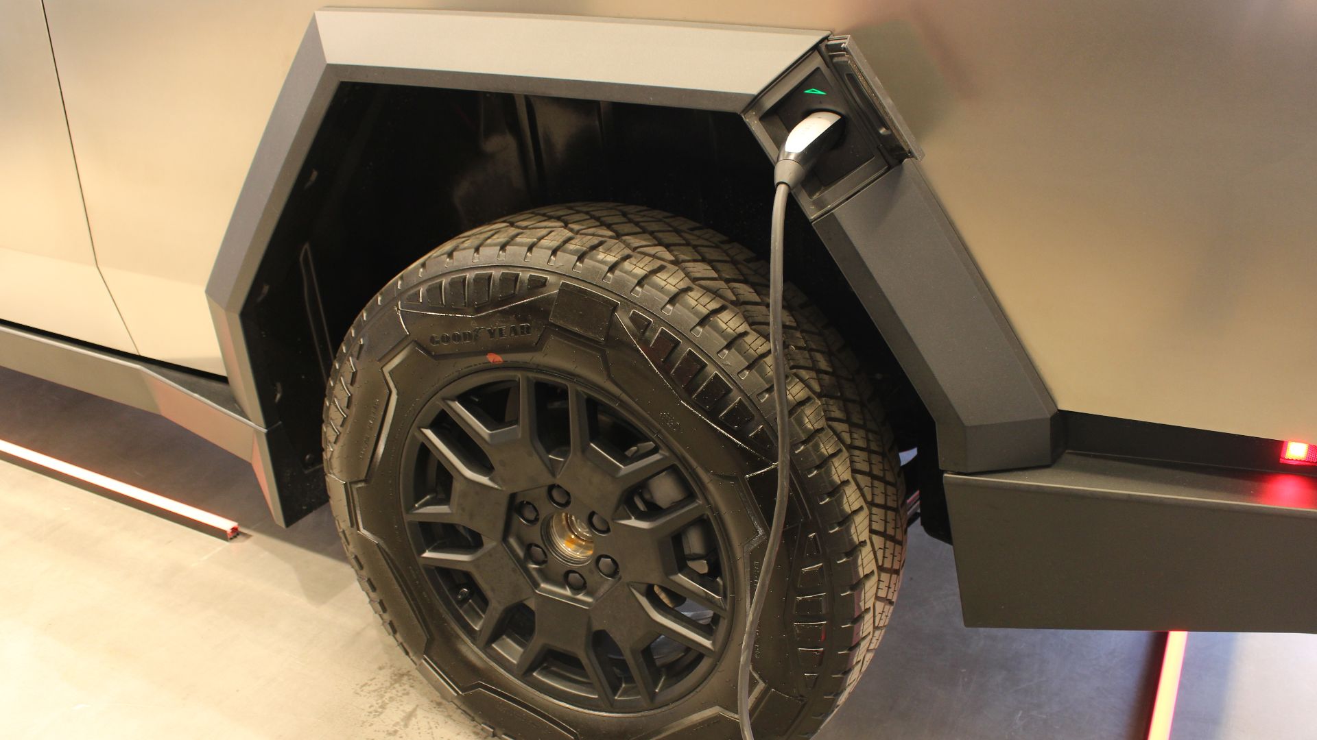 Tesla Cybertruck. Laddning NACS.