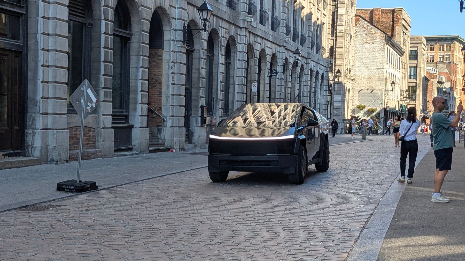 Cybertruck on Rue Saint-Paul