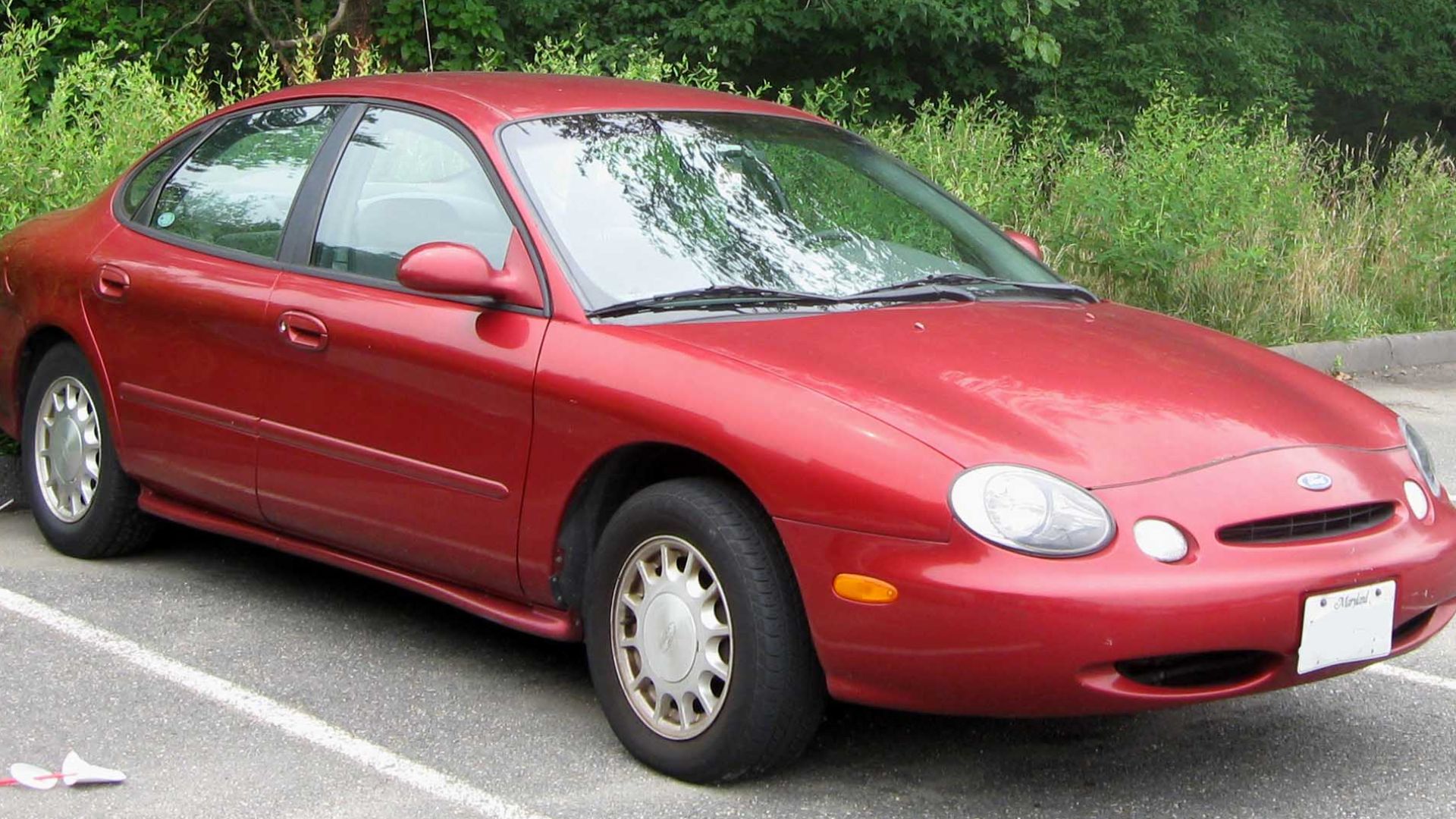 1996-1997 Ford Taurus photographed in College Park, Maryland, USA.