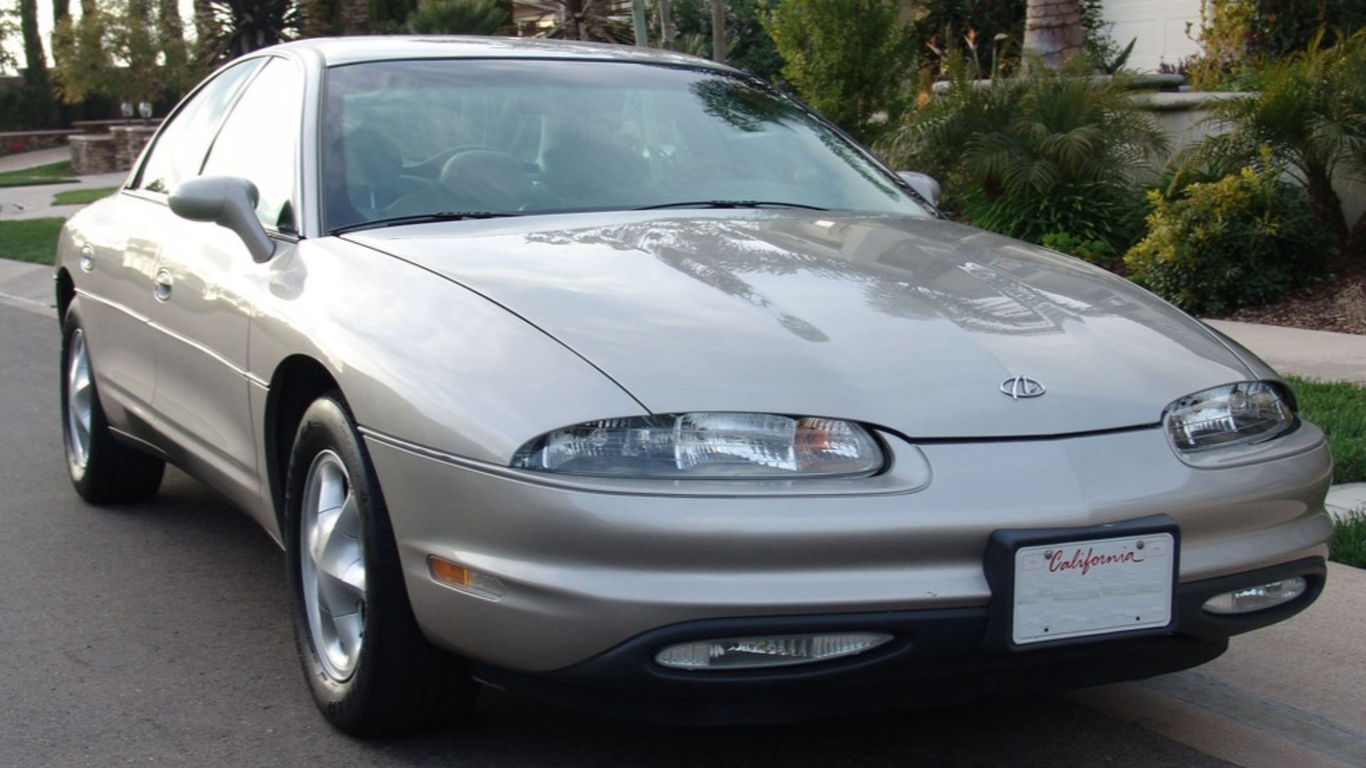 1997 Oldsmobile Aurora V8, front view