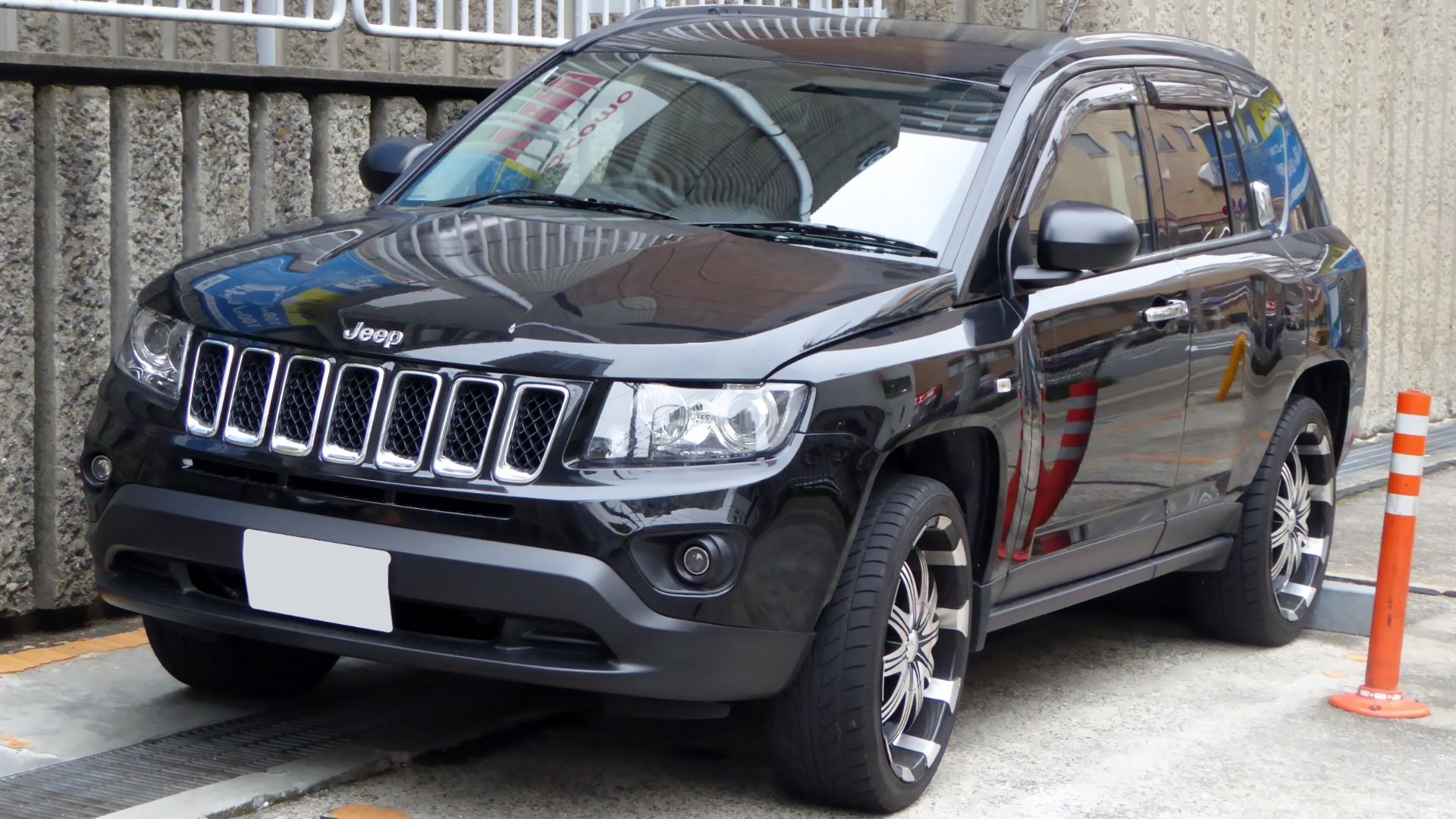 MK49型ジープ・コンパスリミテッドをフロントから撮影。