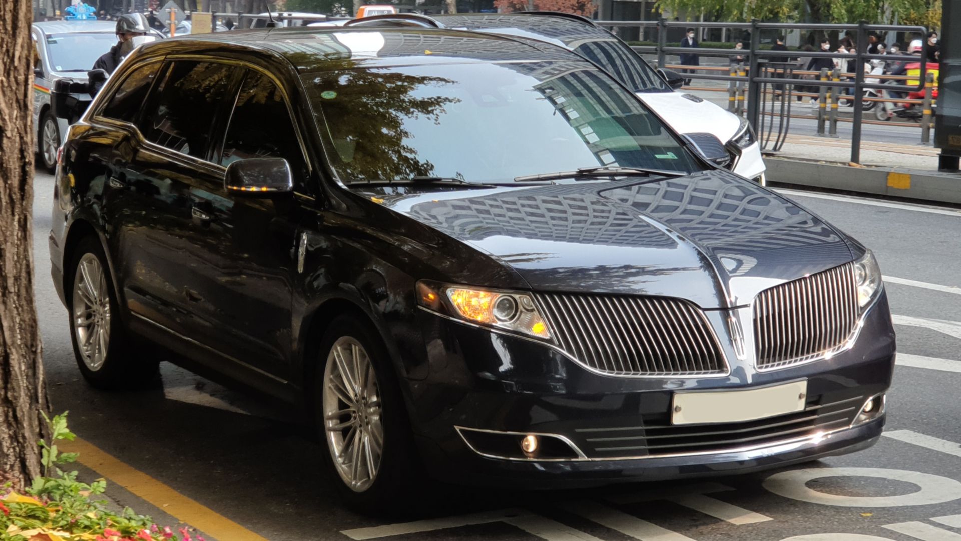 Smoked Quartz Metallic Tinted Clearcoat Lincoln MKT D4 SUV.