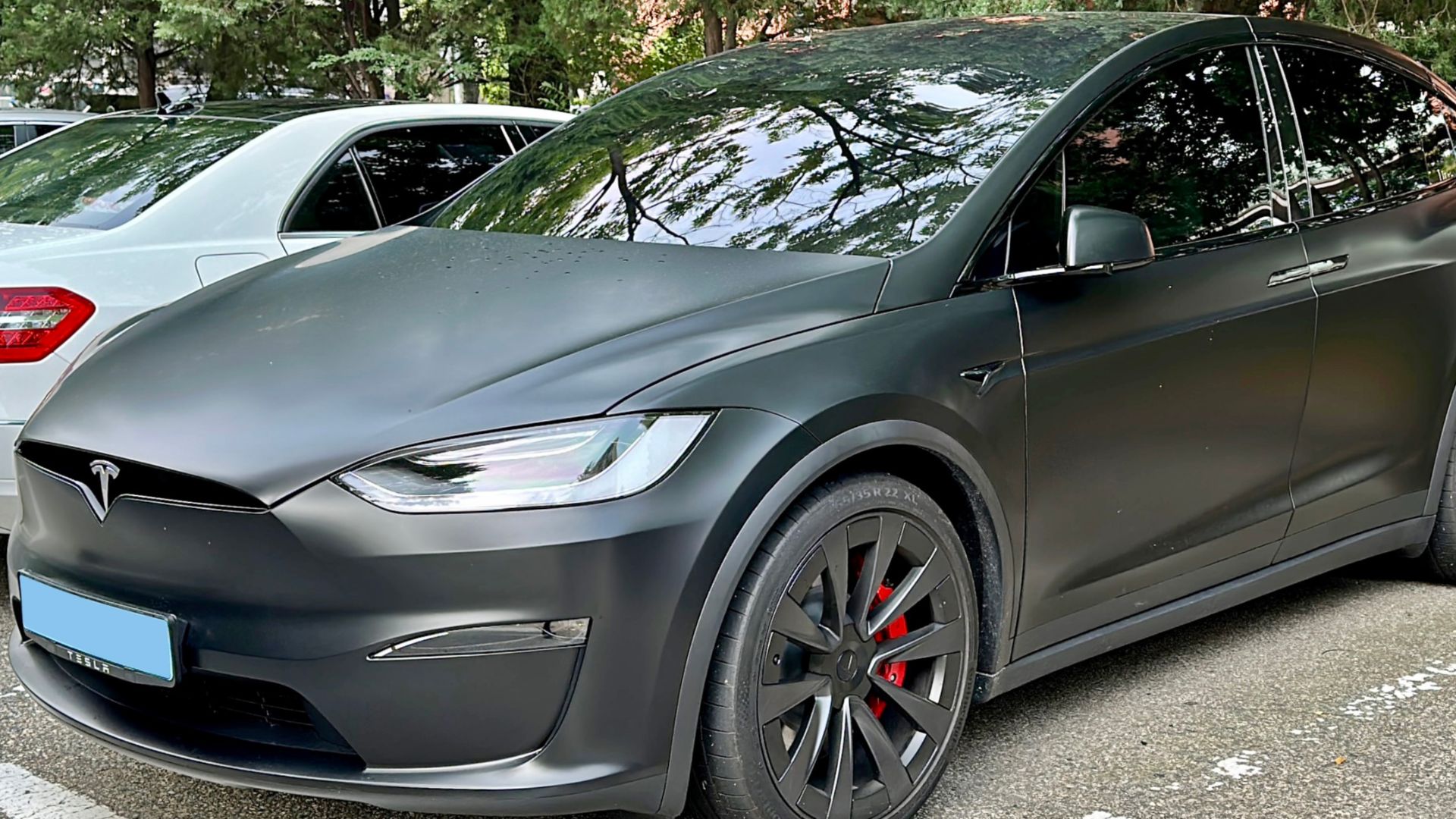 Tesla Model X (2016)
