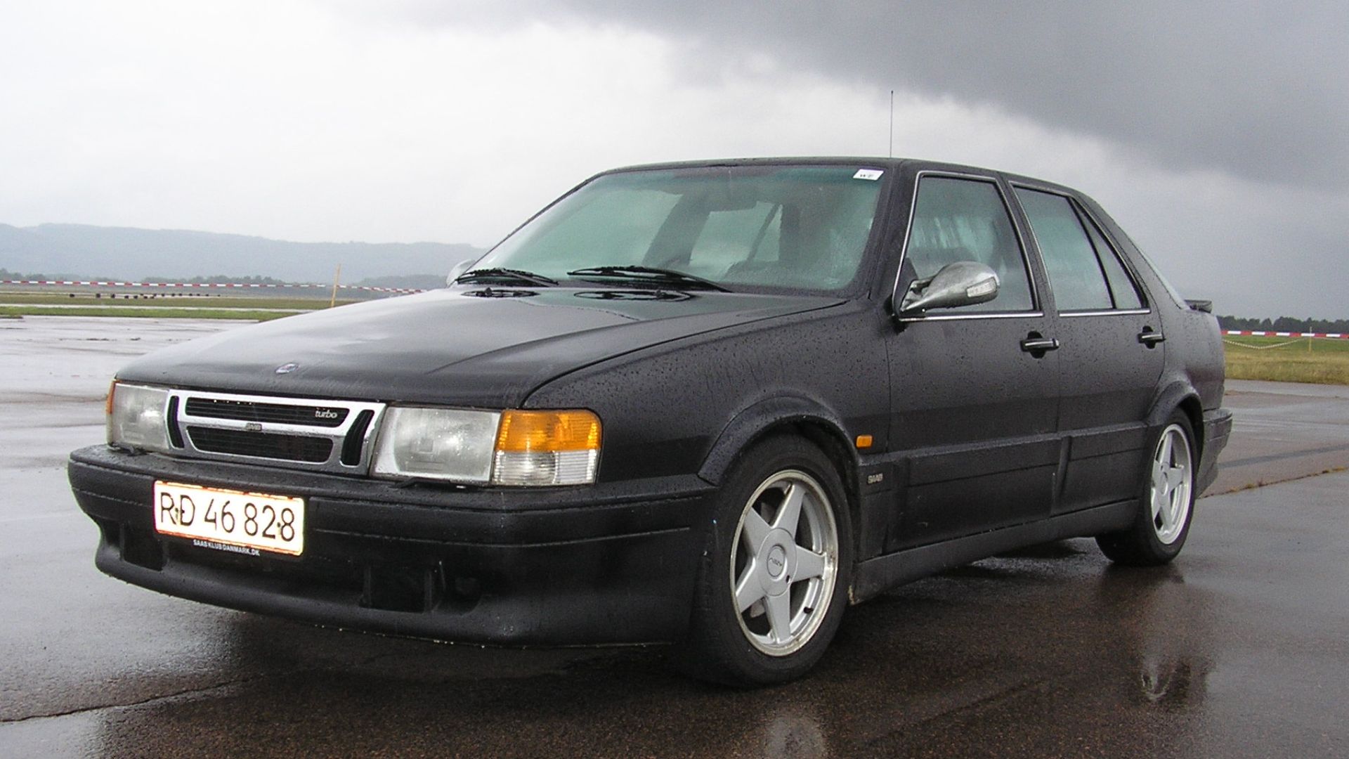 A SAAB 9000 with the classic front (1985-1990). Taken at the International SAAB Club Meeting 2006.