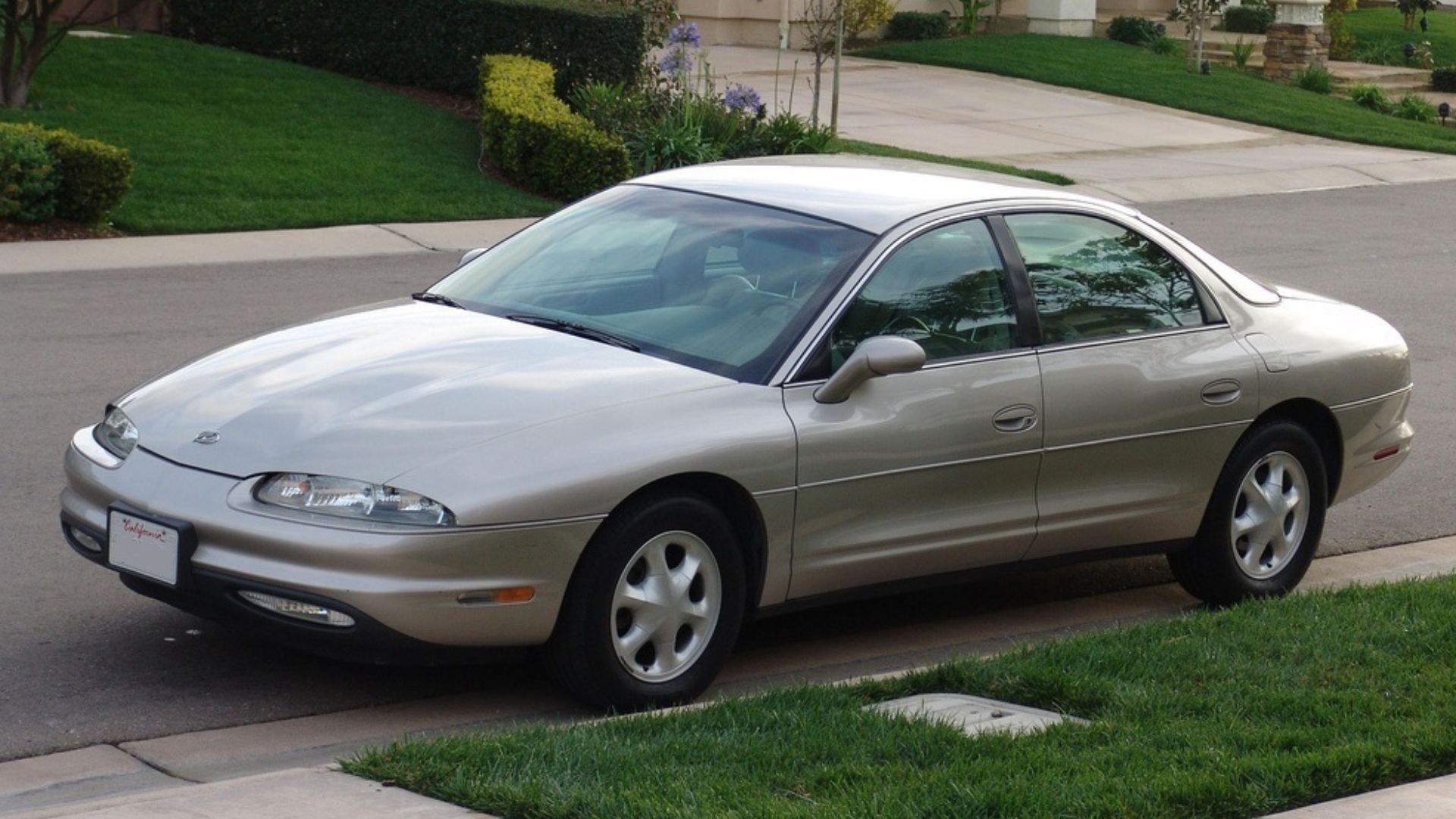 1997 Oldsmobile Aurora V8, 3/4 view