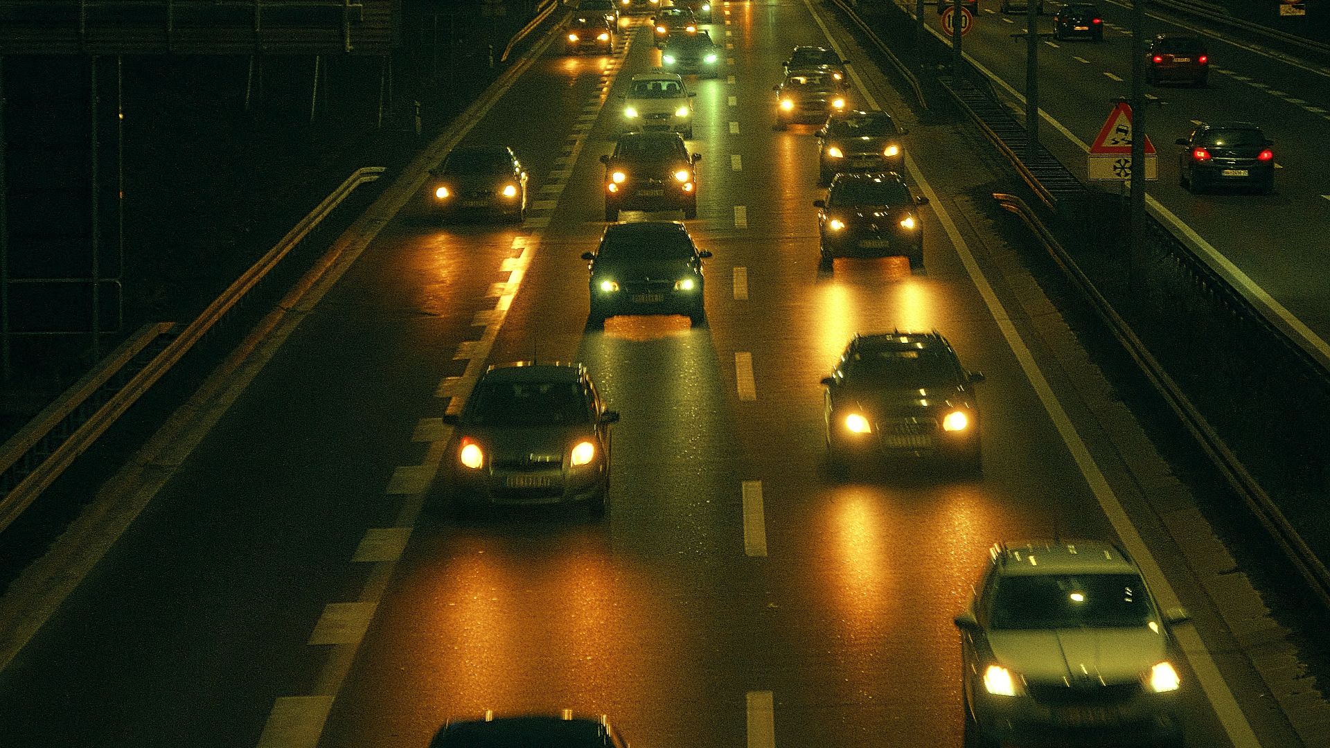 a city street filled with lots of traffic at night