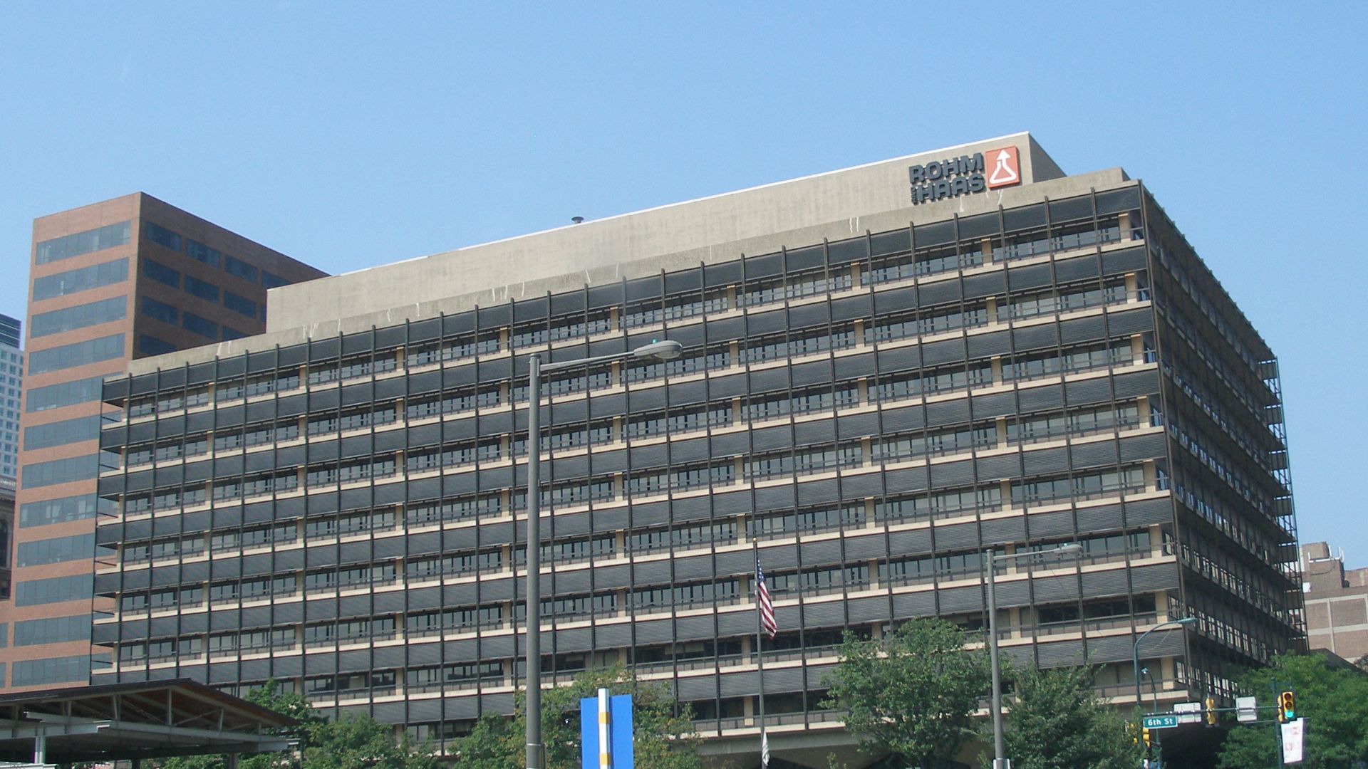 The en:headquarters of en:Rohm and Haas in en:Philadelphia, Pennsylvania. Architect, en:Pietro Belluschi.
Photographed by user Coolcaesar on en:September 1, en:2007.