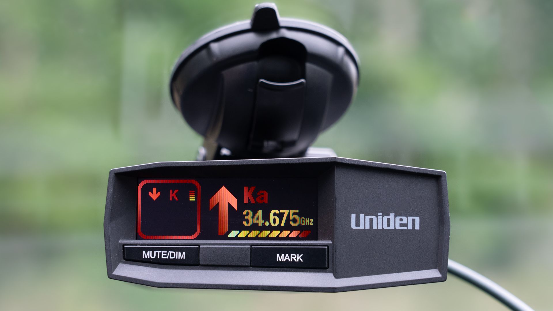 Uniden R8 radar detector alerting to Ka band ahead and K band behind