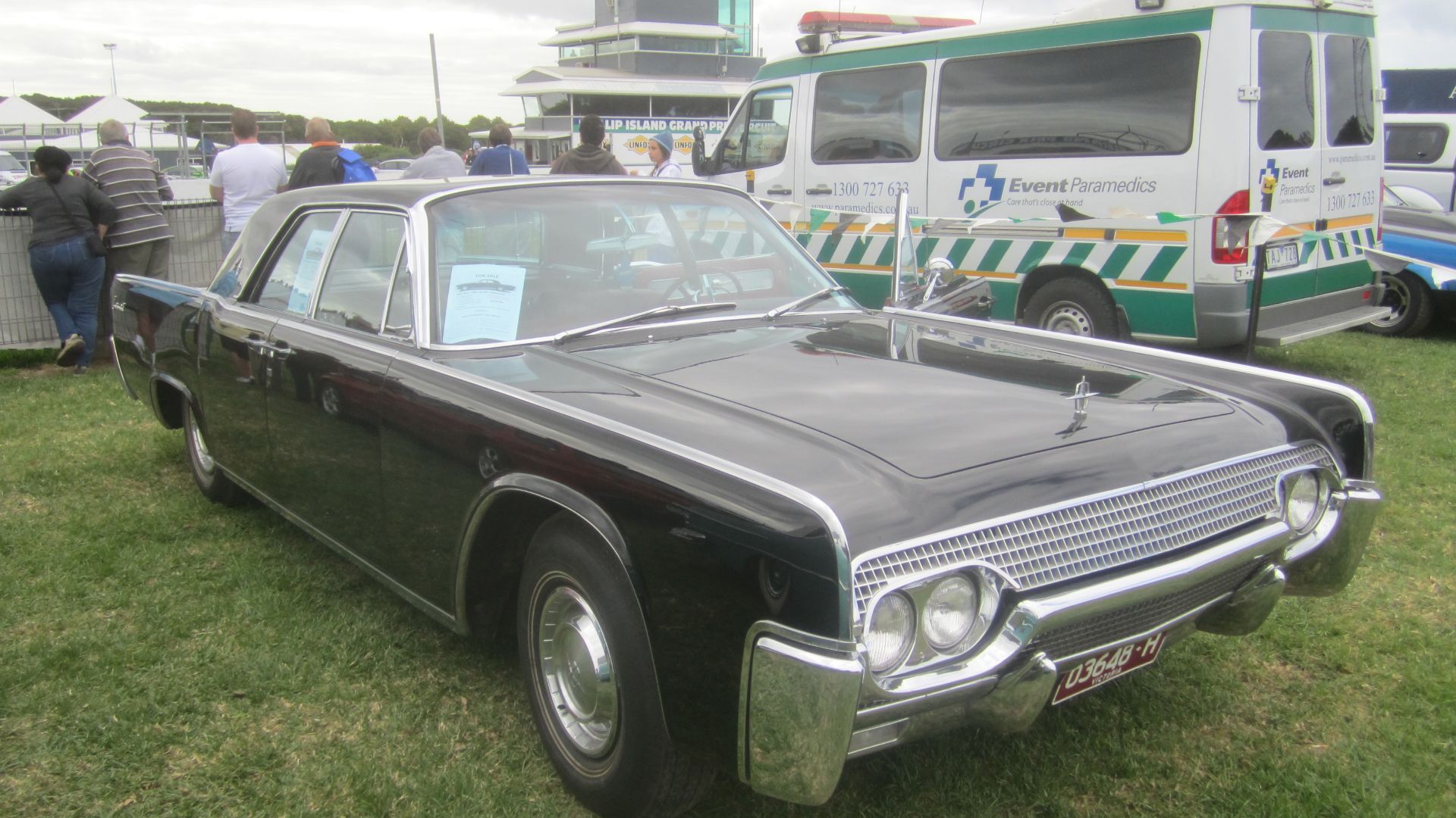 The Lincoln Continental replaced the Capri/Premier. The 4th generation Continental was built from 1961-69, a slab sided car with its trademark rear hinged rear 'suicide' doors (designed this way to make it easier to get in and out). Only available in 4 Sedan or Convertible
Engine; 430 cu in MEL V8