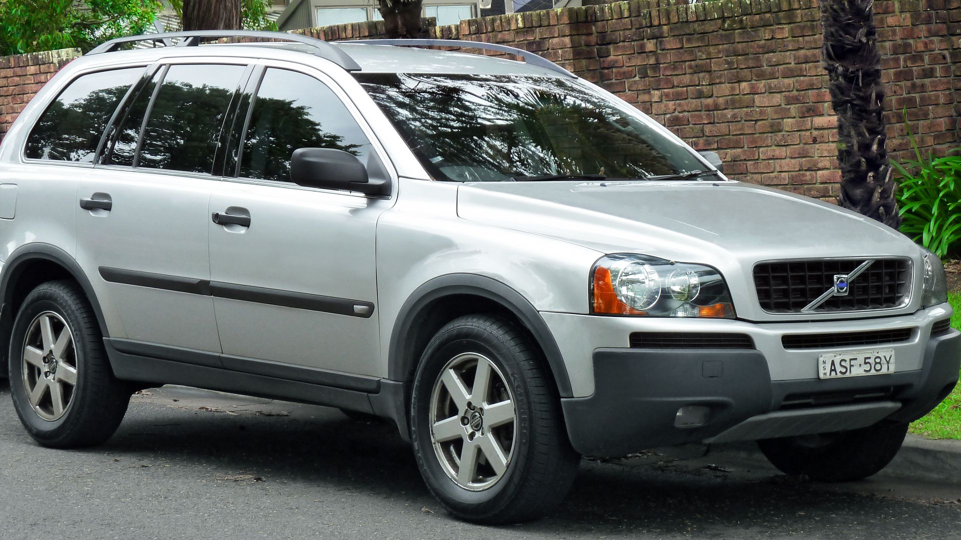2003 Volvo XC90 (P28 MY04) 2.5 T wagon. Photographed in Gordon, New South Wales, Australia.