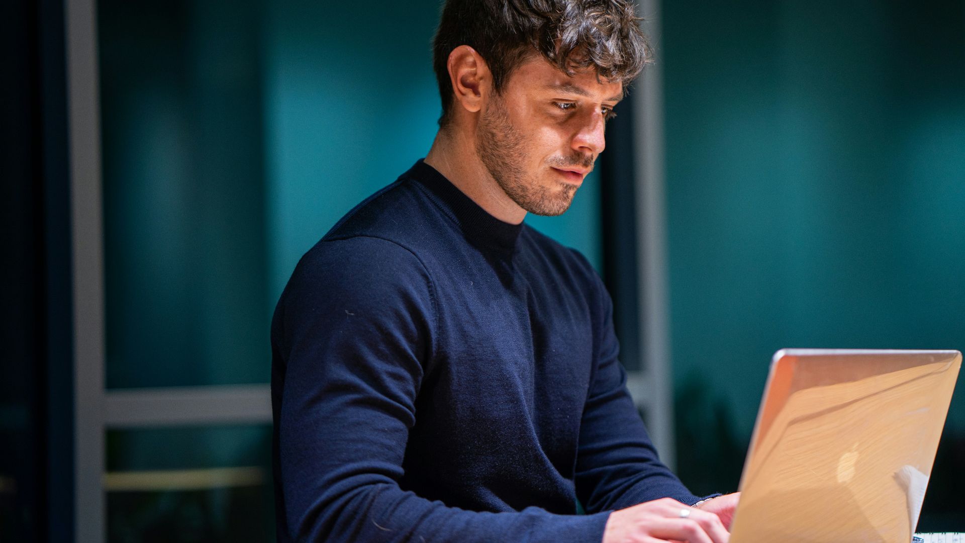 man in black long sleeve shirt using macbook
