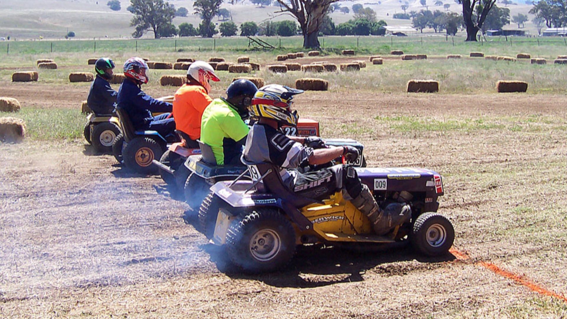 File:Lawnmower races starting03.jpg