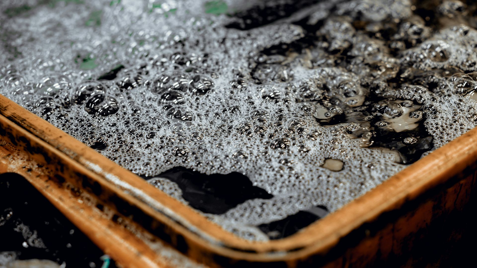 a wooden tray filled with lots of water