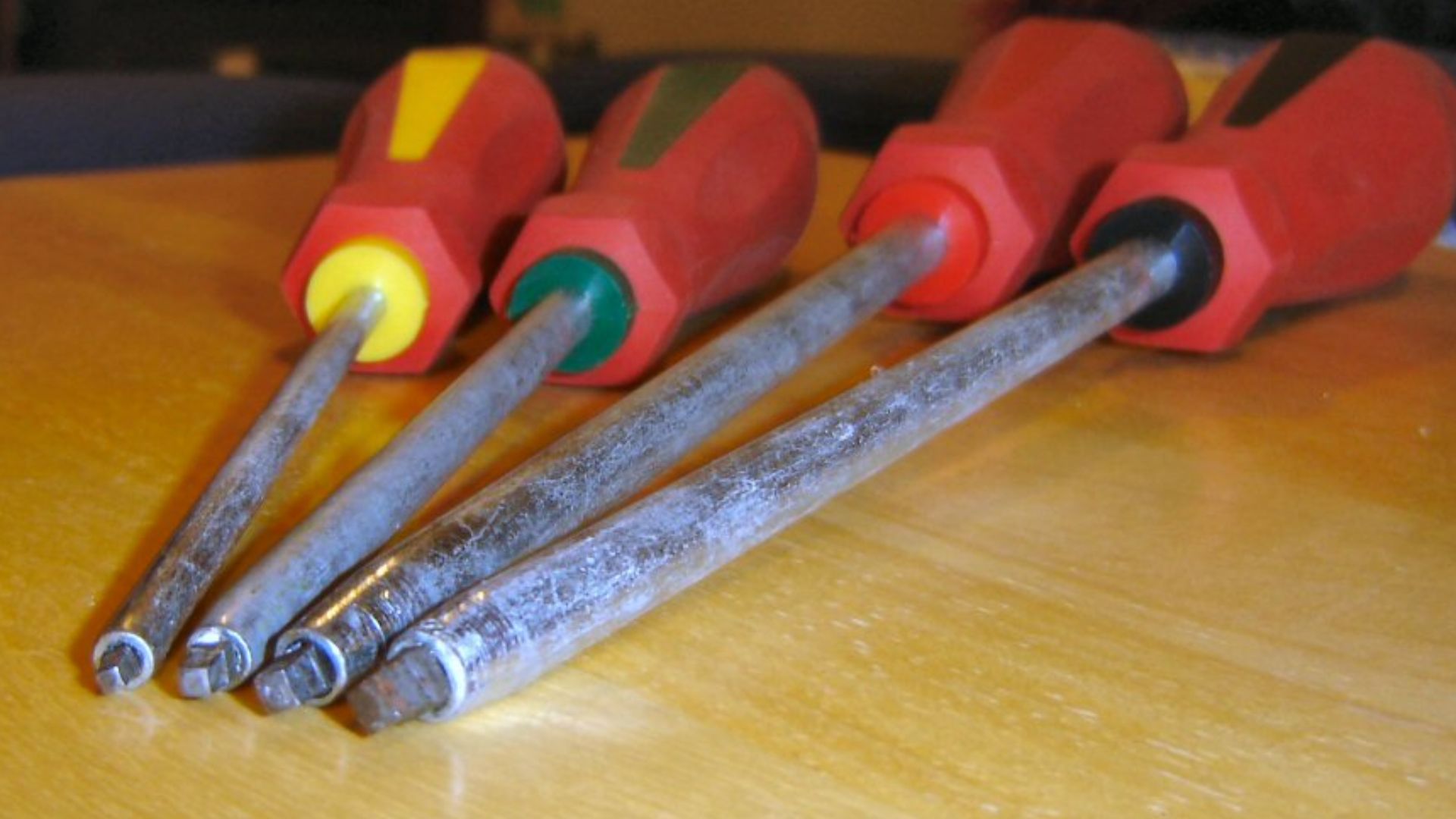 I am the author of this image and I hereby release it into the public domain. It is a close up shot of the various sizes of Robertson head screwdrivers and their colour coding. Matt Deres 22:25, 3 December 2006 (UTC)