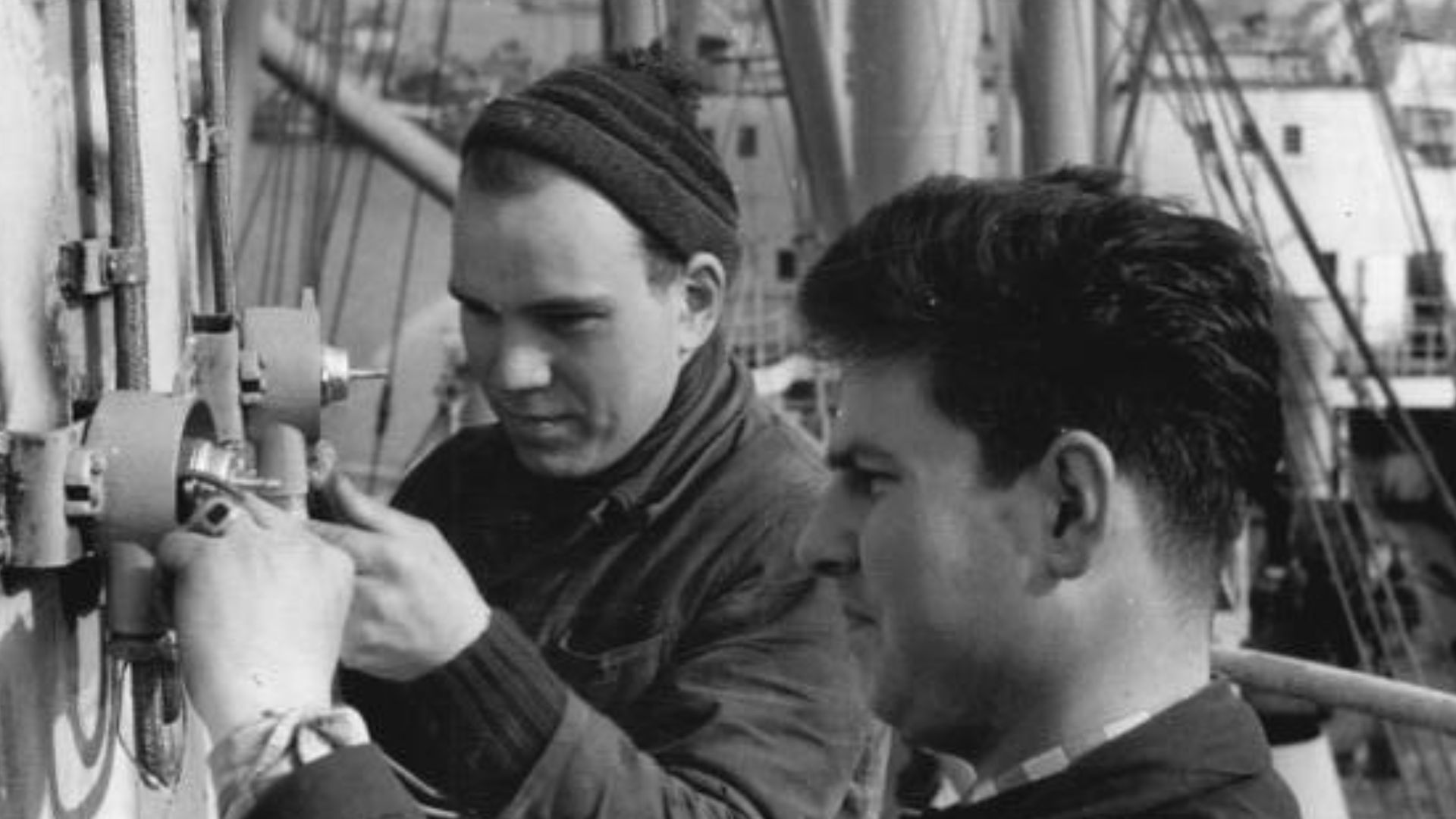 For documentary purposes the German Federal Archive often retained the original image captions, which may be erroneous, biased, obsolete or politically extreme. Zentralbild-Mellahn Froe-Ho. 3.4.1959 Werftarbeiter sichern Planerfüllung zum 1. Mai. Die Werk