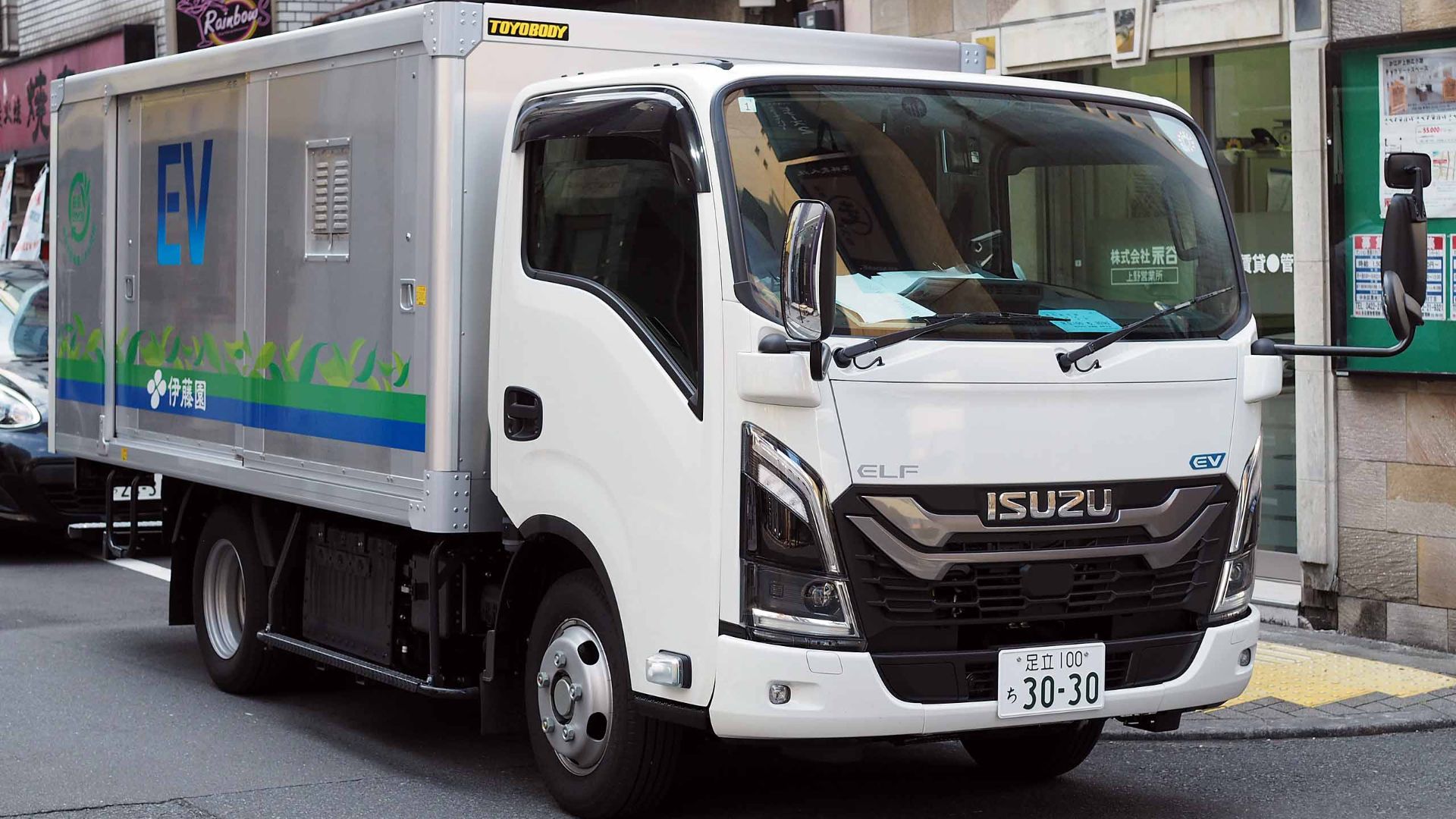 Fleet of Ito En, for recharging beverages vending machines, equipped Toyo Body SSDV box.
License plate: TKA100 CHI3030
Place: Ueno, Taito ward, Tokyo Japan