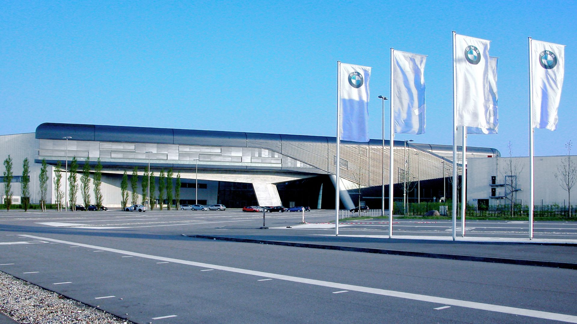 19.04.2009   04349  Leipzig-Seehausen, BMW Allee 1: BMW AG, Niederlassung Leipzig, Werk 07.10 Leipzig (GMP: 51.408848,51.408848). Im BMW-Werk Leipzig wurde am 09.09.2009 ein Presswerk für Karosserieteile sowie ein Fertigungszentrum für Türen, Motor- und H