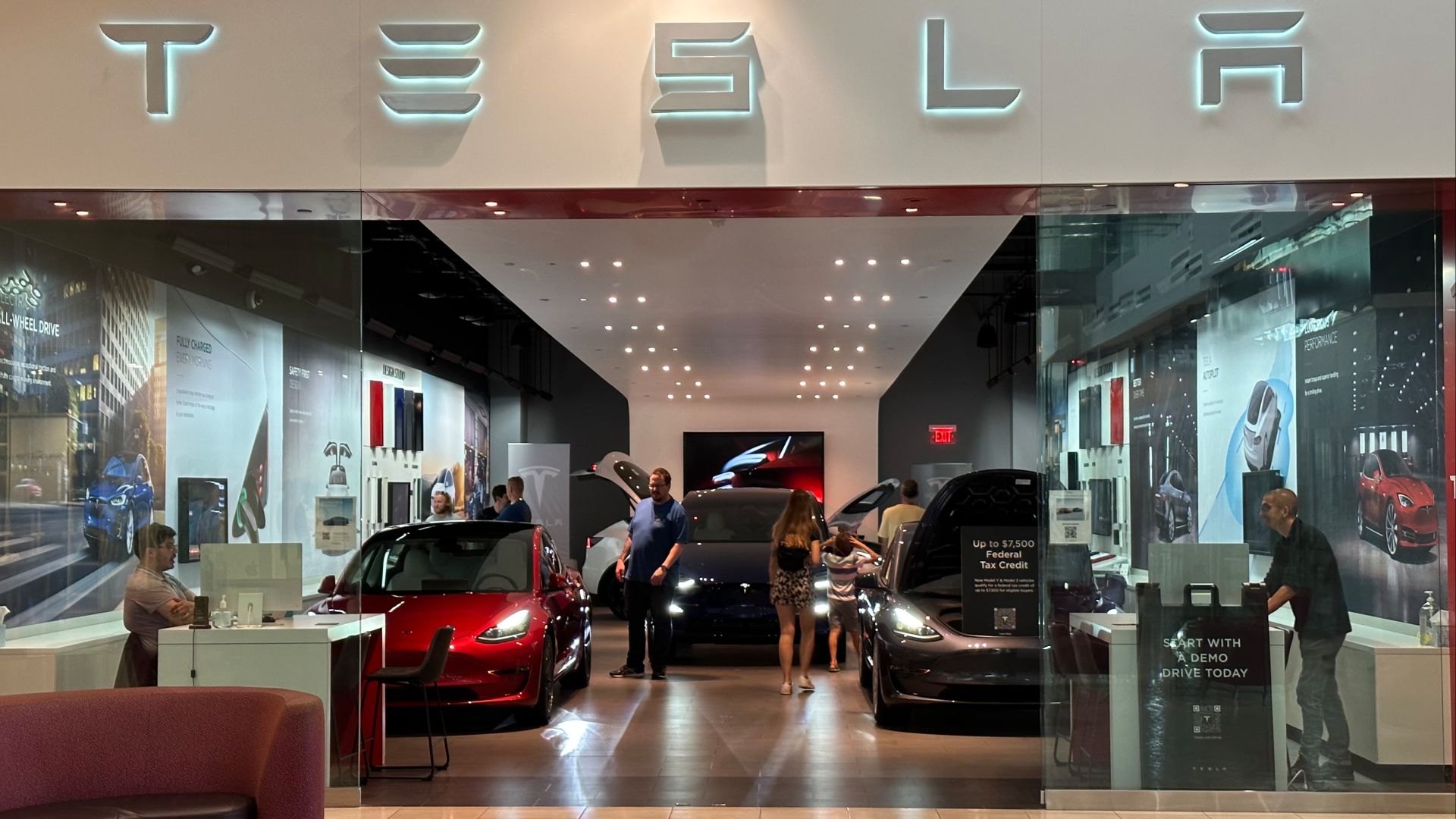 Tesla Showroom Dadeland Mall, Miami Florida 9 June 2023