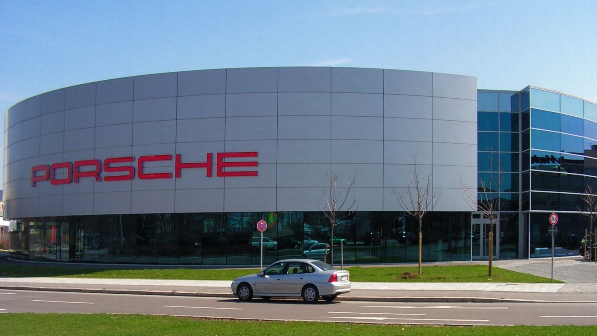Derzeitiger Architektur-Stil für ein Porsche Zentrum, hier München Süd in der Drygalskiallee 29 (Bayern) - Foto 2005 Wolfgang Pehlemann Steinberg/Ostsee PICT0168