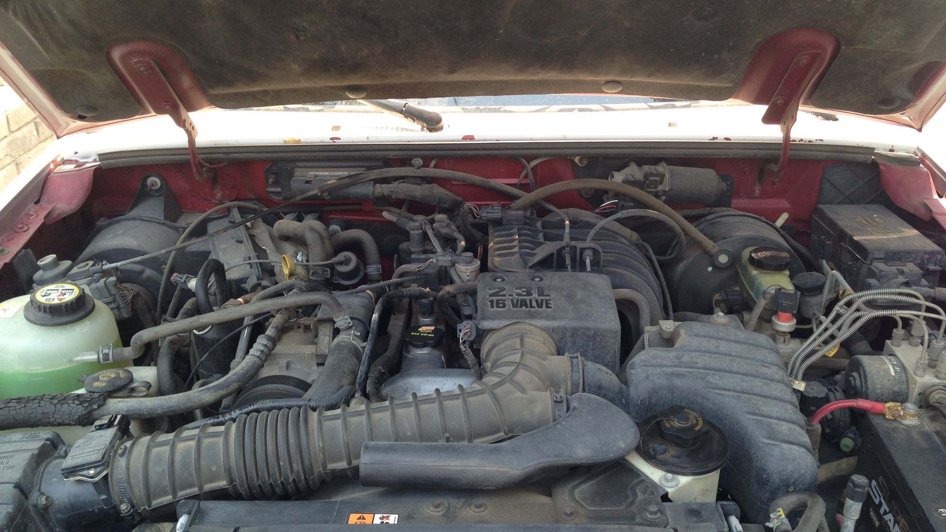 A 2.3 L Ford Duratec DOHC I4 engine in a 2002 Ford Ranger.