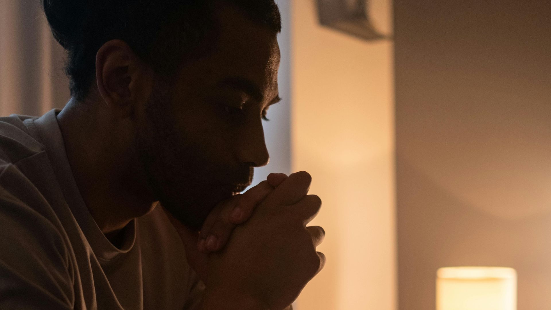 Thoughtful man in the evening light, evoking solitude and introspection.