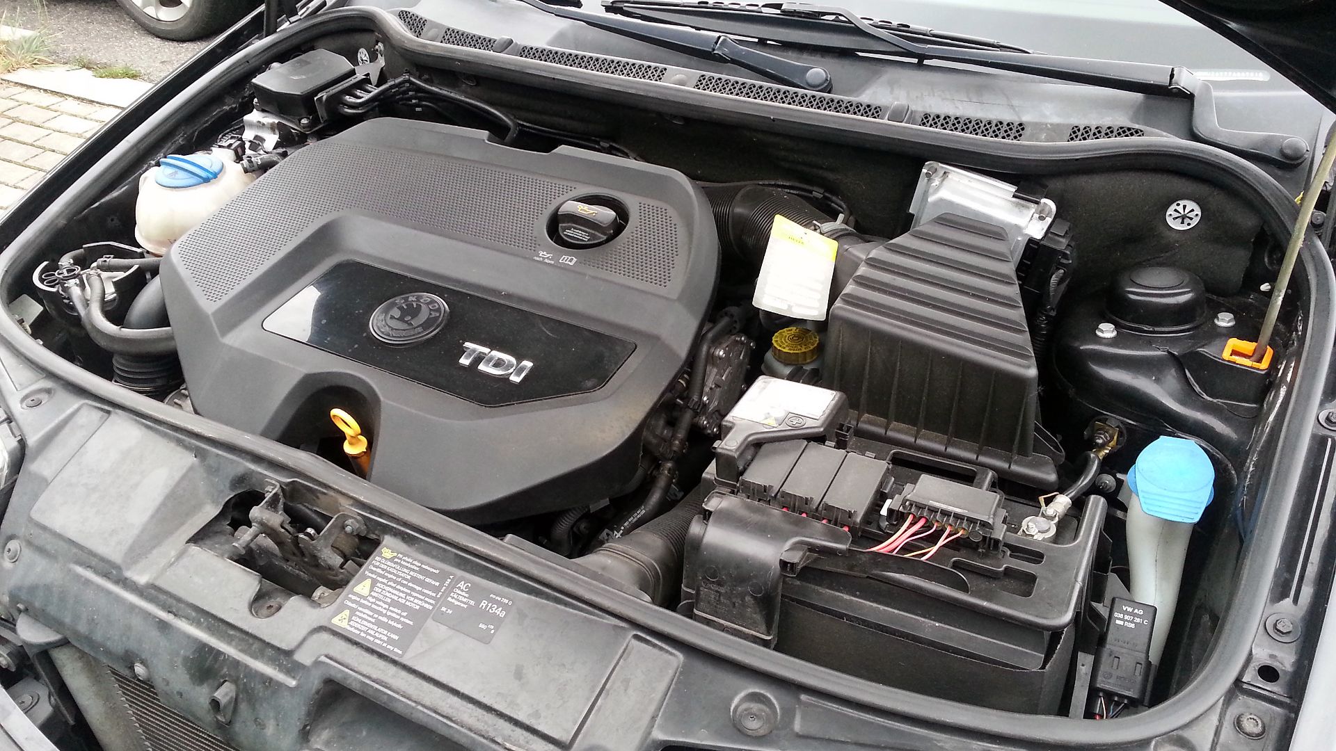 Koncernová vznětová pohonná jednotka 1,9 TDI-PD (96 kW/130 koní) v motorovém prostoru vozidla Škoda Fabia RS.