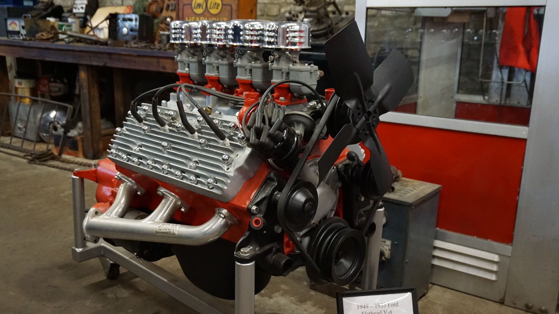 A 1949-53 Ford Flathead V8 at the Four States Auto Museum in Texarkana, Arkansas (United States).