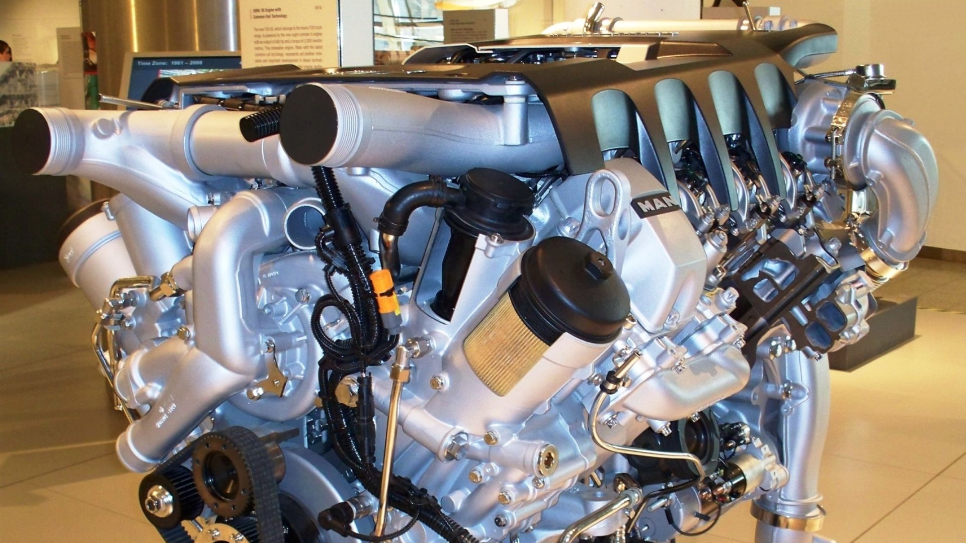 A MAN TGX V8 truck engine (680 hp, torque of 3000 Nm), built in 2008, displayed in the Deutsches Museum in Munich.