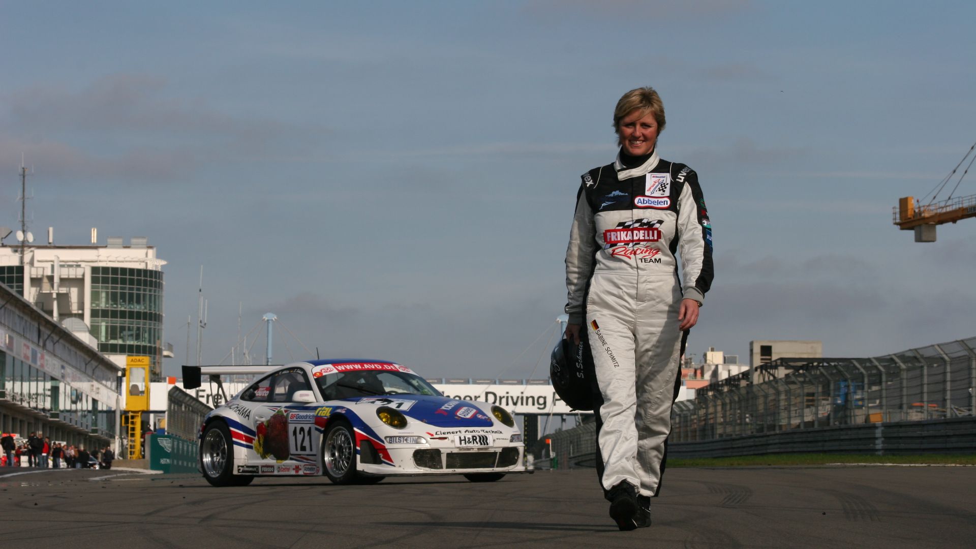 Foto Shooting mit Sabine Schmitz für die Website ring1.de Im Hintergrund der Porsche 997 RSR