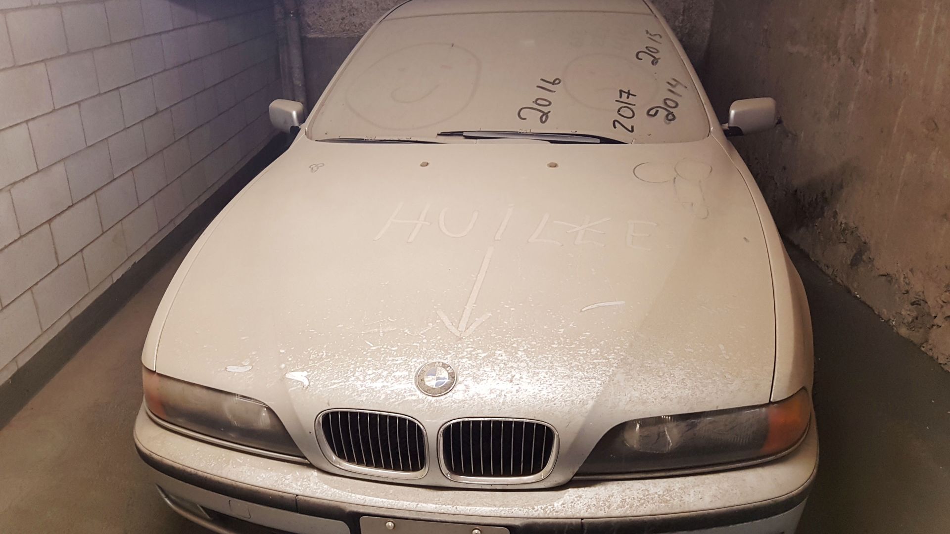 Writing on dirty car