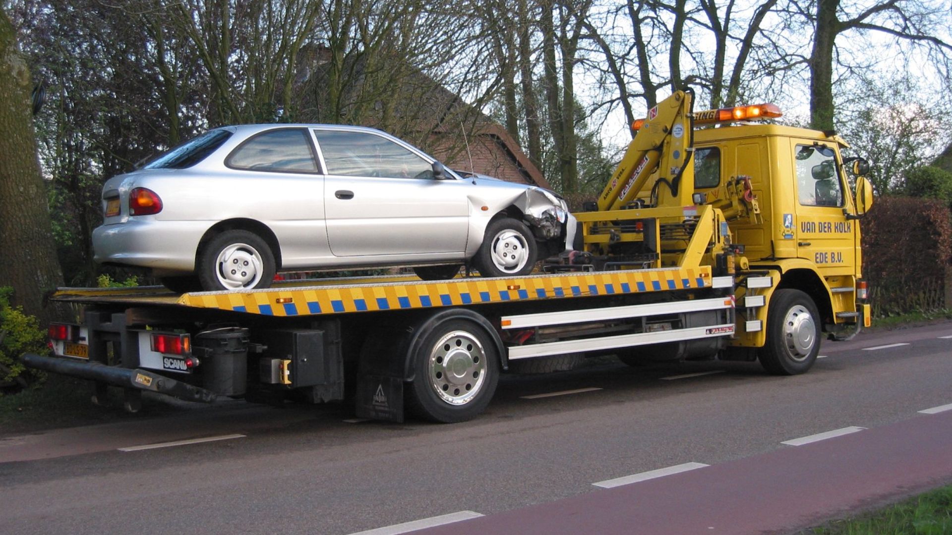 File:Bergingstruck met auto (tow truck with car).jpg