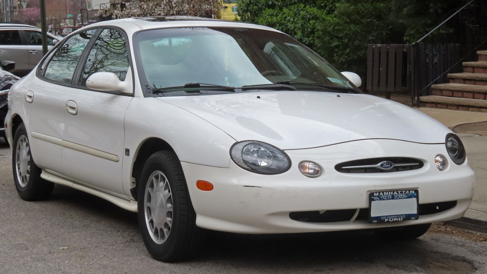 A 1999 Ford Taurus SE photographed in Flushing, Queens, New York, USA