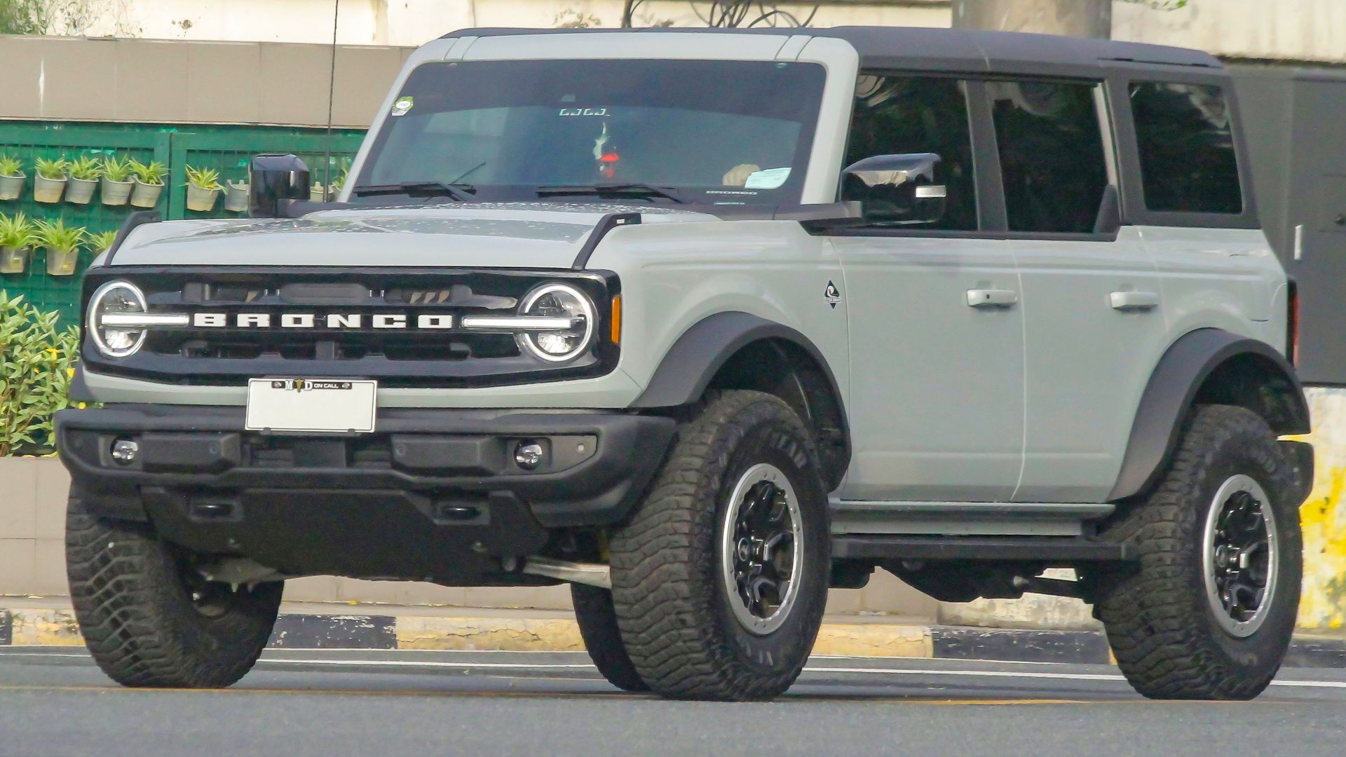 Cactus Gray Ford Bronco U375 Outer Banks Sasquatch